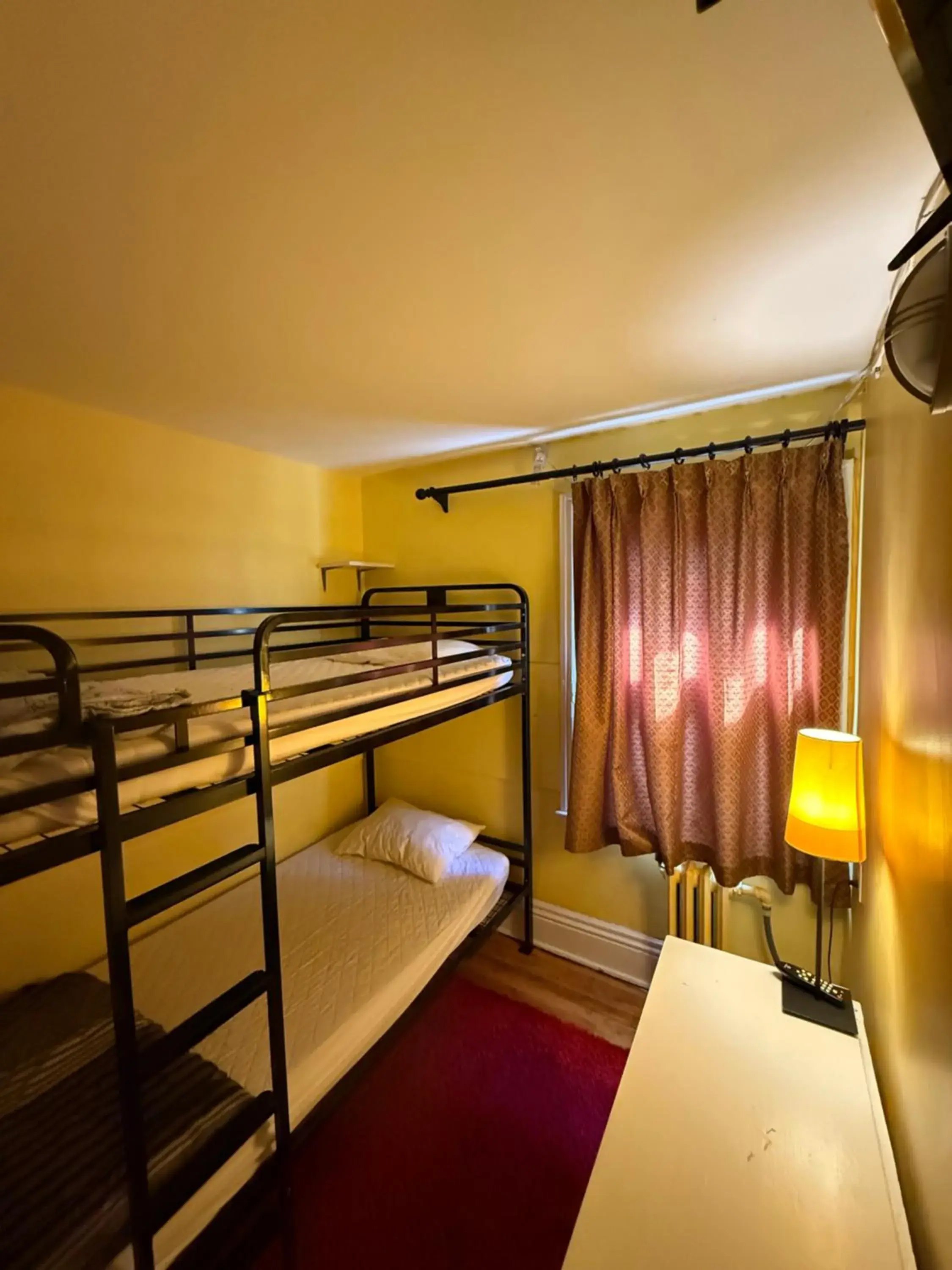 Budget Twin Room in Ottawa Backpackers Inn Budget Twin Room in Ottawa Backpackers Inn