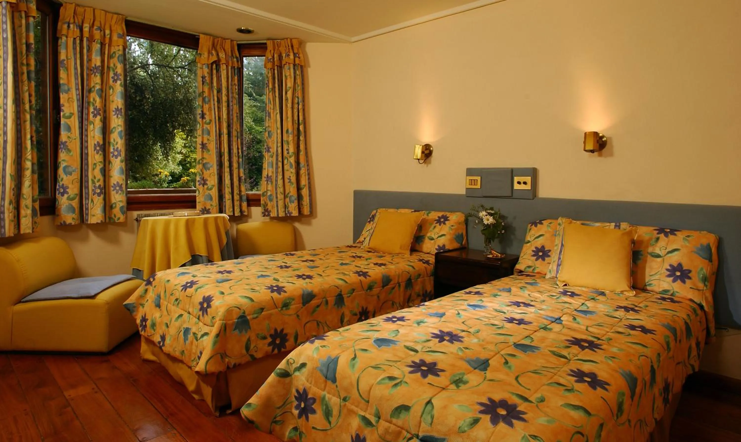 Photo of the whole room, Bed in Hosteria Las Lengas by Visionnaire