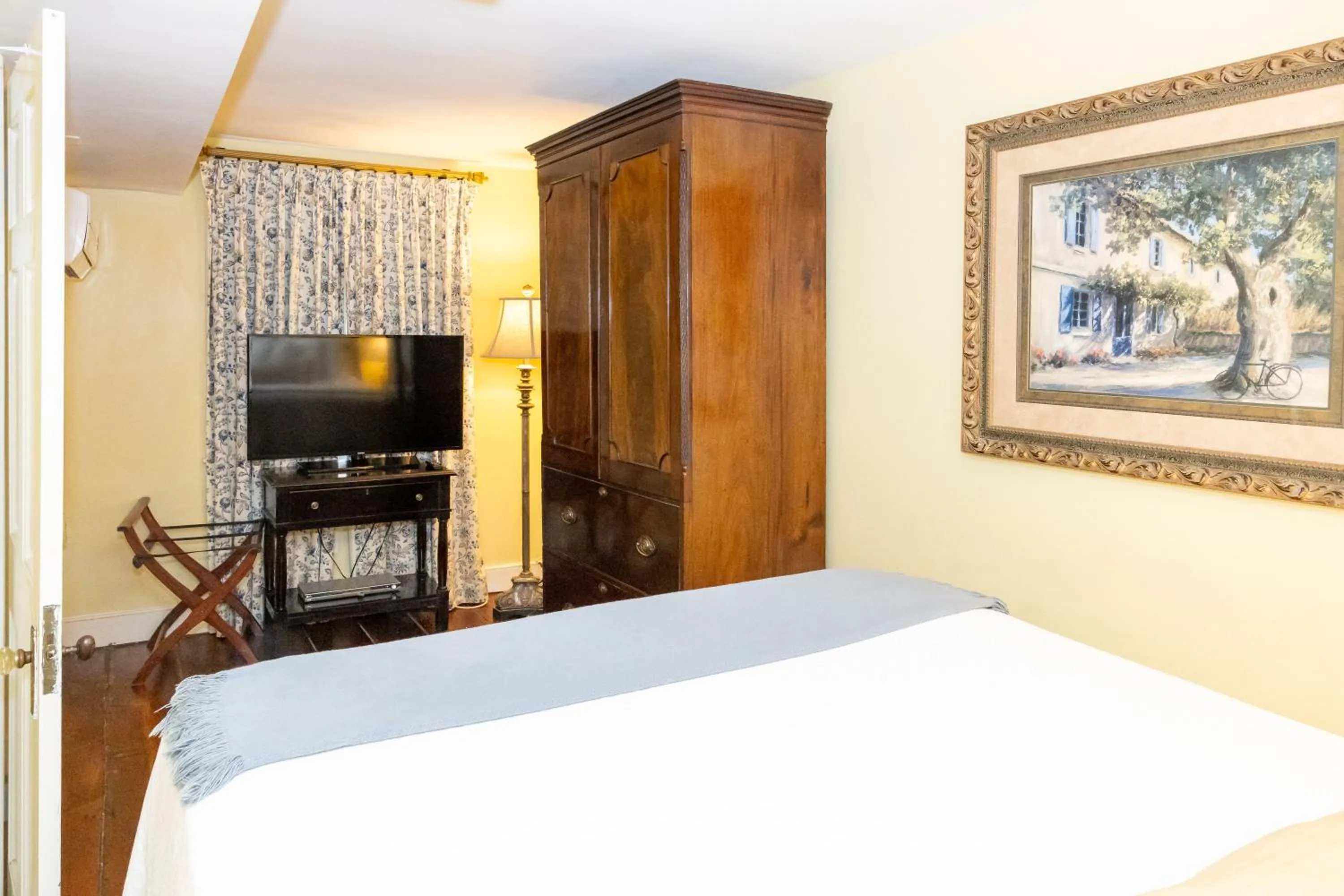 TV and multimedia, Bed in Eliza Thompson House, Historic Inns of Savannah Collection