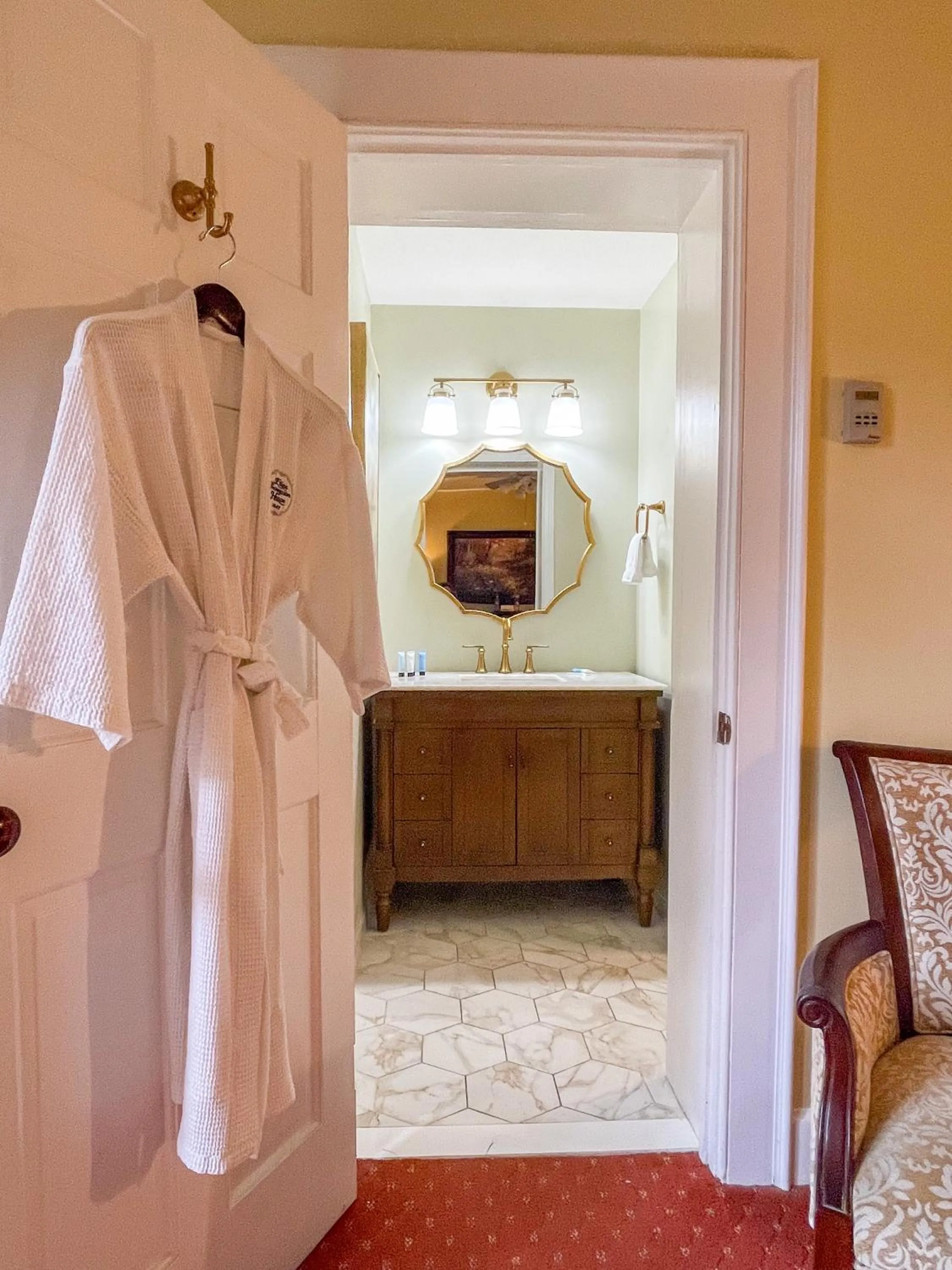 Bathroom, Bed in Eliza Thompson House, Historic Inns of Savannah Collection