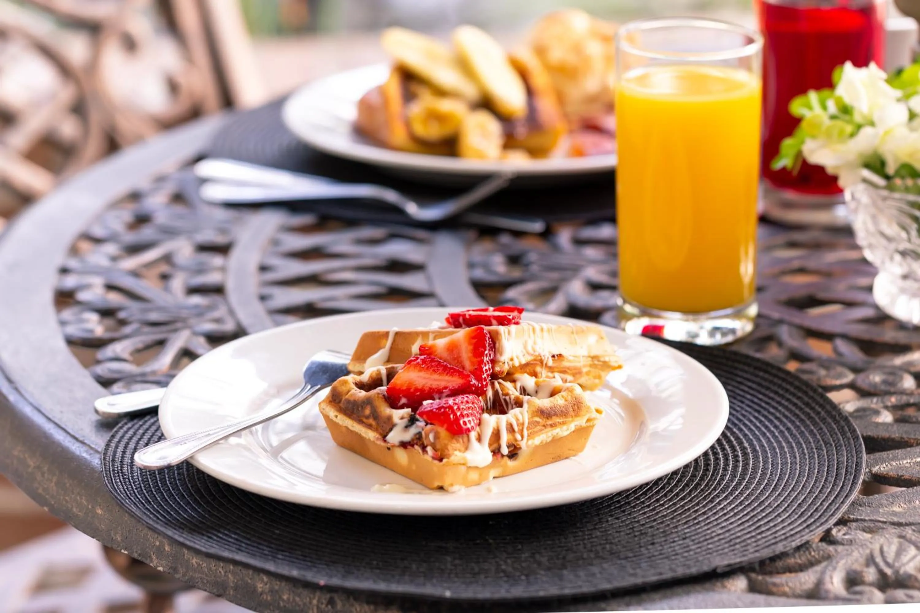 Breakfast in Eliza Thompson House, Historic Inns of Savannah Collection