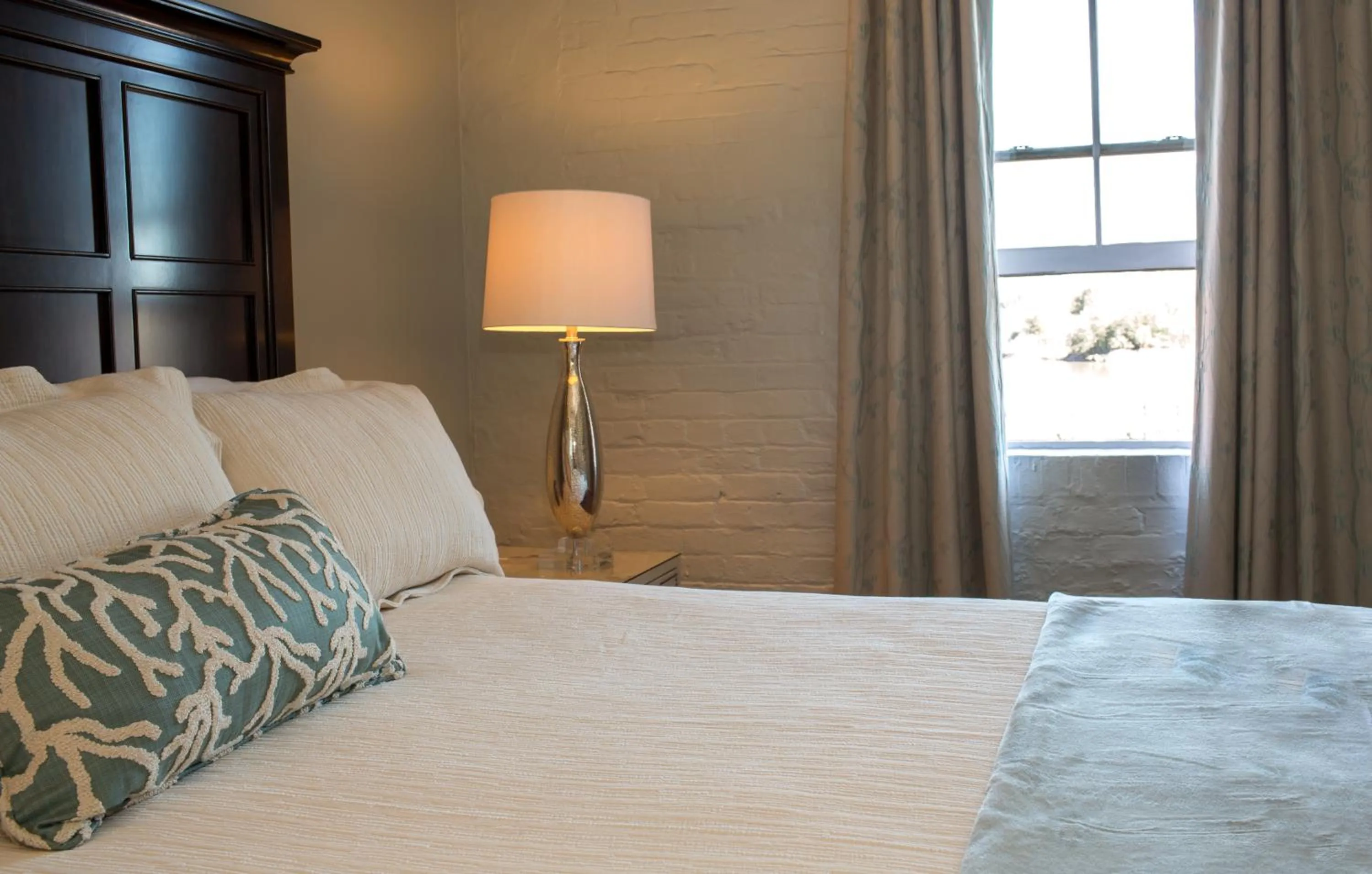 Bed in Olde Harbour Inn, Historic Inns of Savannah Collection