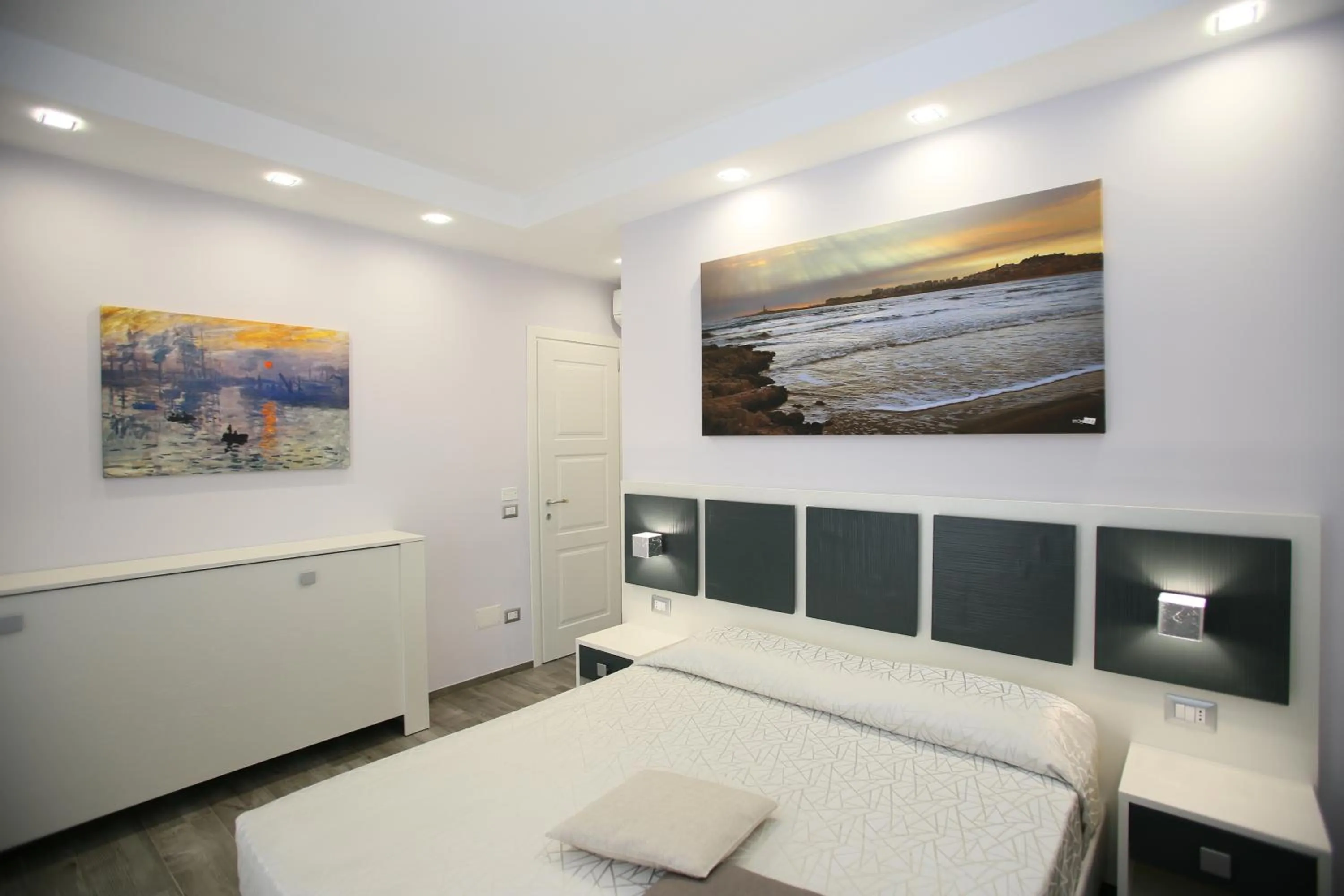 Bedroom, Bed in Green Door