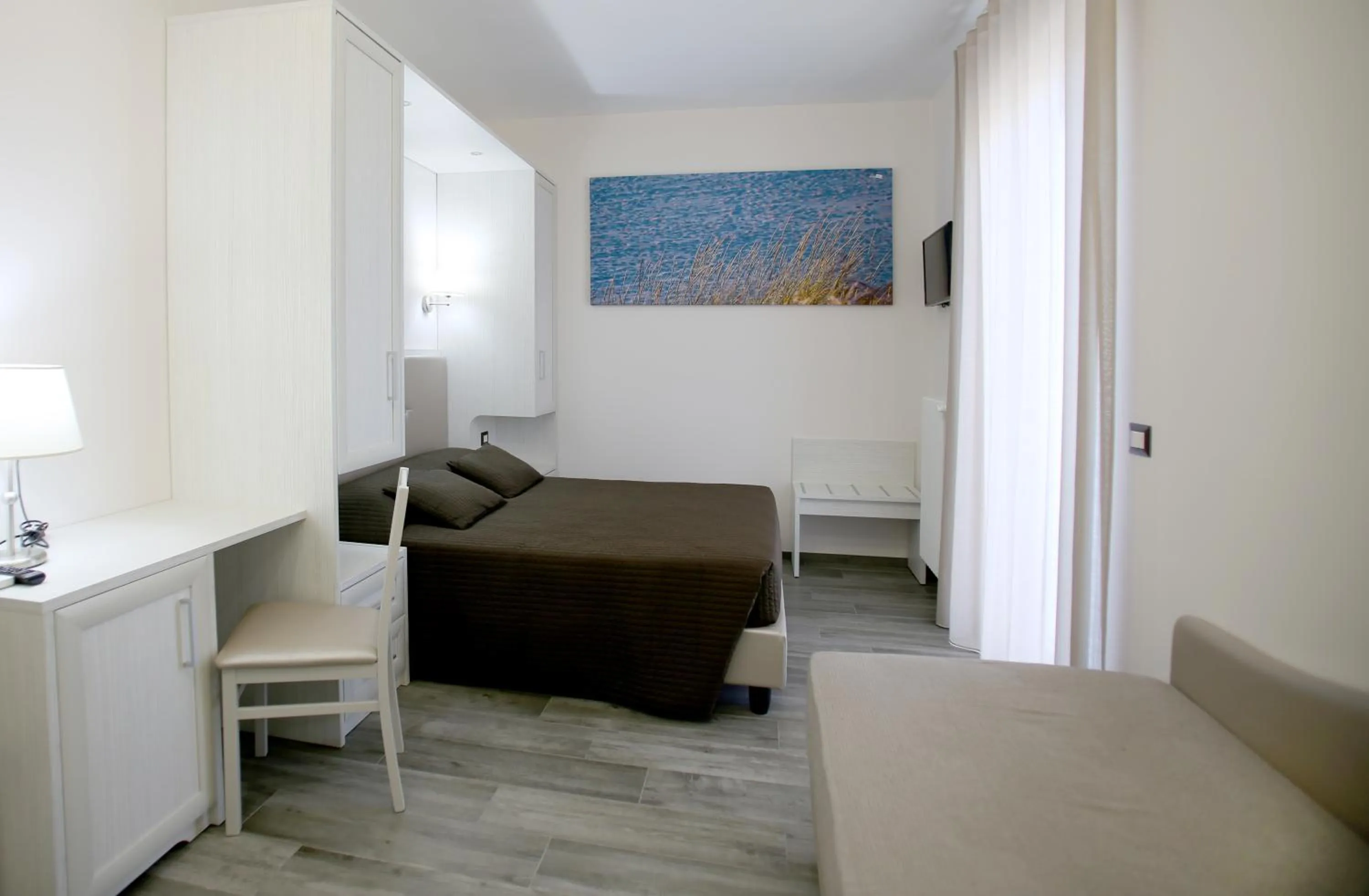 Bedroom, Bed in Green Door