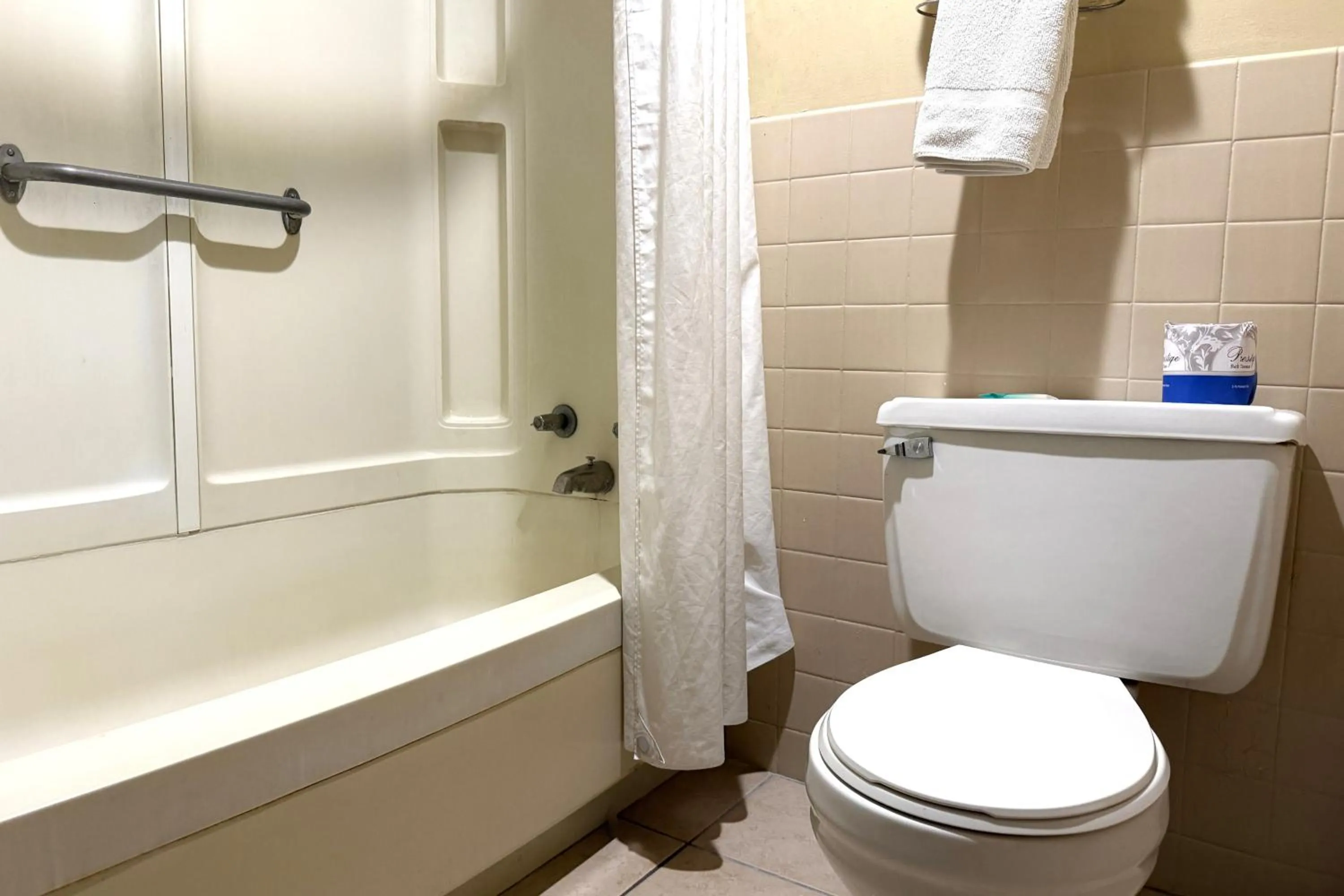 Bathroom in Fairview Inn Hesston Near Wichita