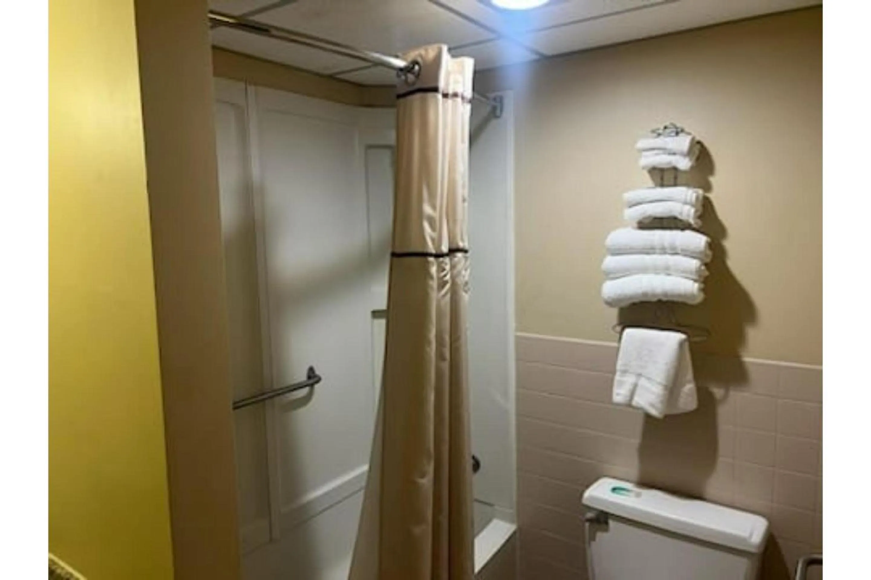 Bathroom in Fairview Inn By OYO Hesston I-135