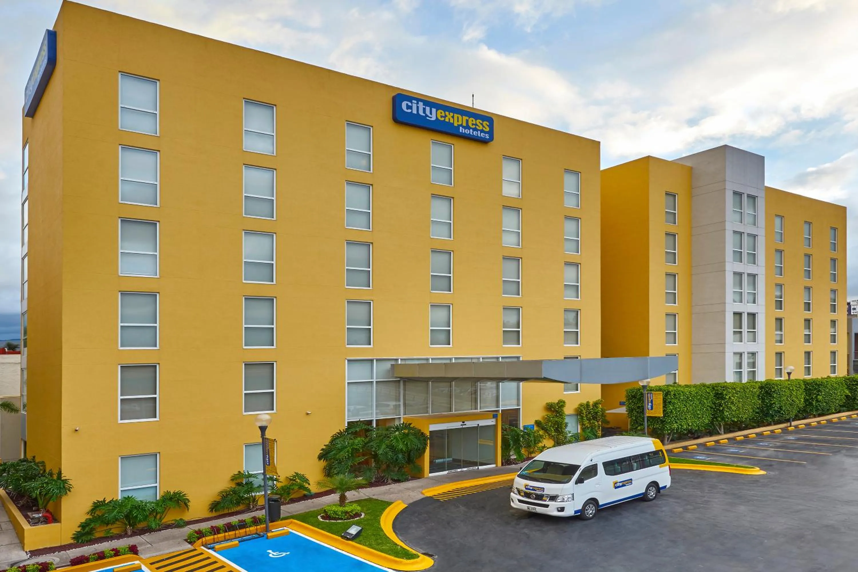Facade/entrance in City Express by Marriott San Luis Potosi Zona Universitaria