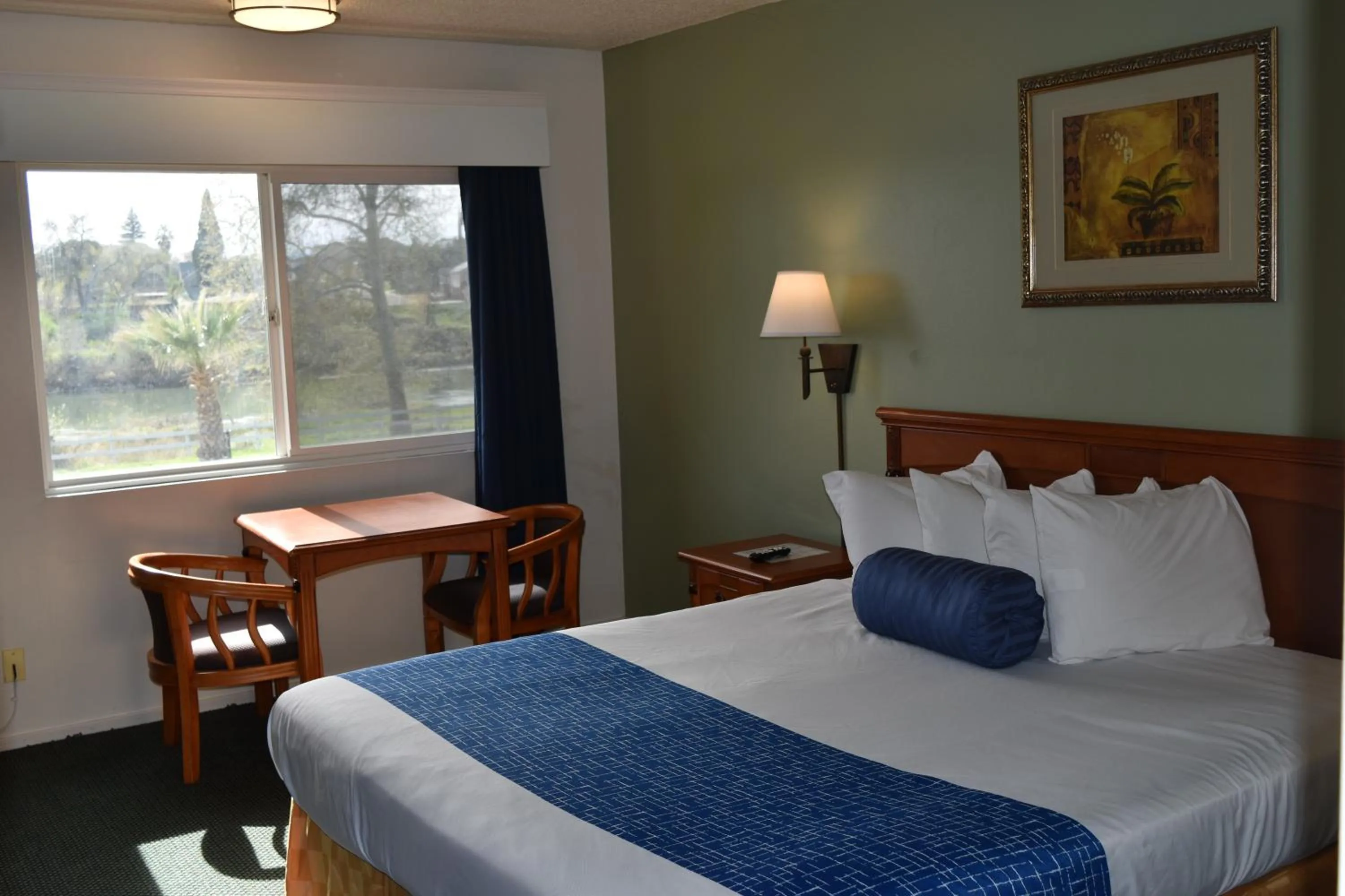 Bedroom, Bed in Travelodge by Wyndham Red Bluff South of Redding