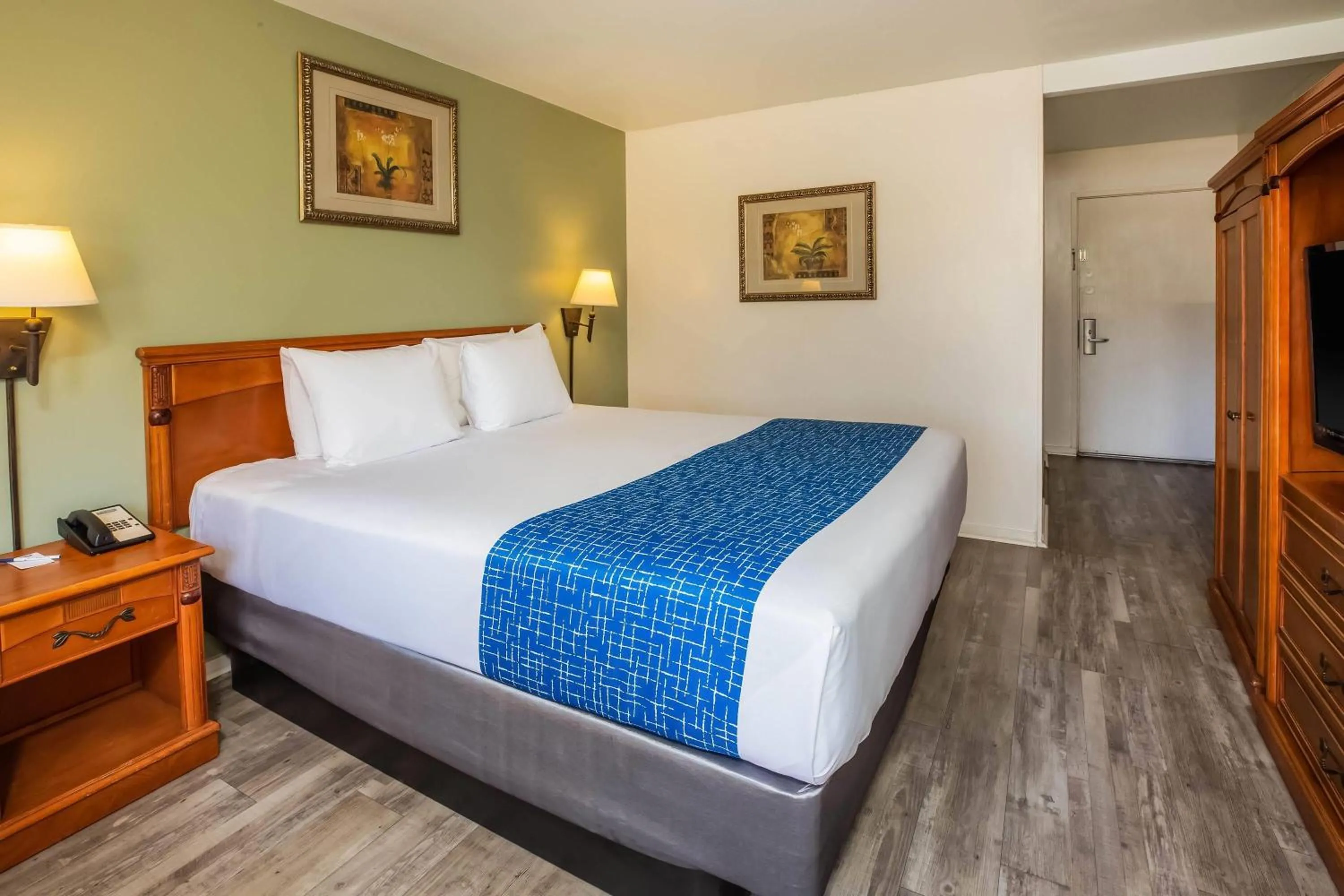 Photo of the whole room, Bed in Travelodge by Wyndham Red Bluff South of Redding