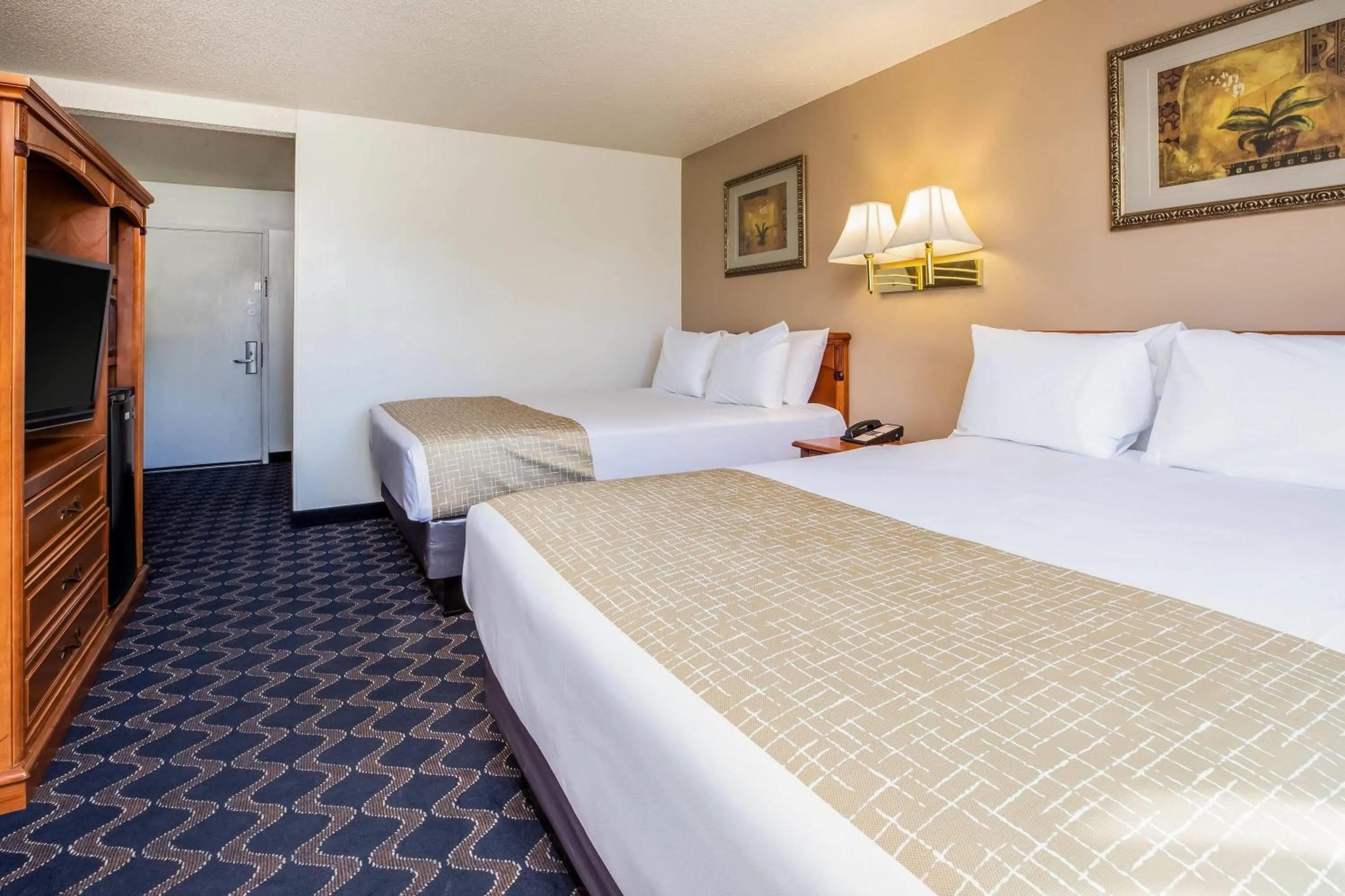 Photo of the whole room, Bed in Travelodge by Wyndham Red Bluff South of Redding