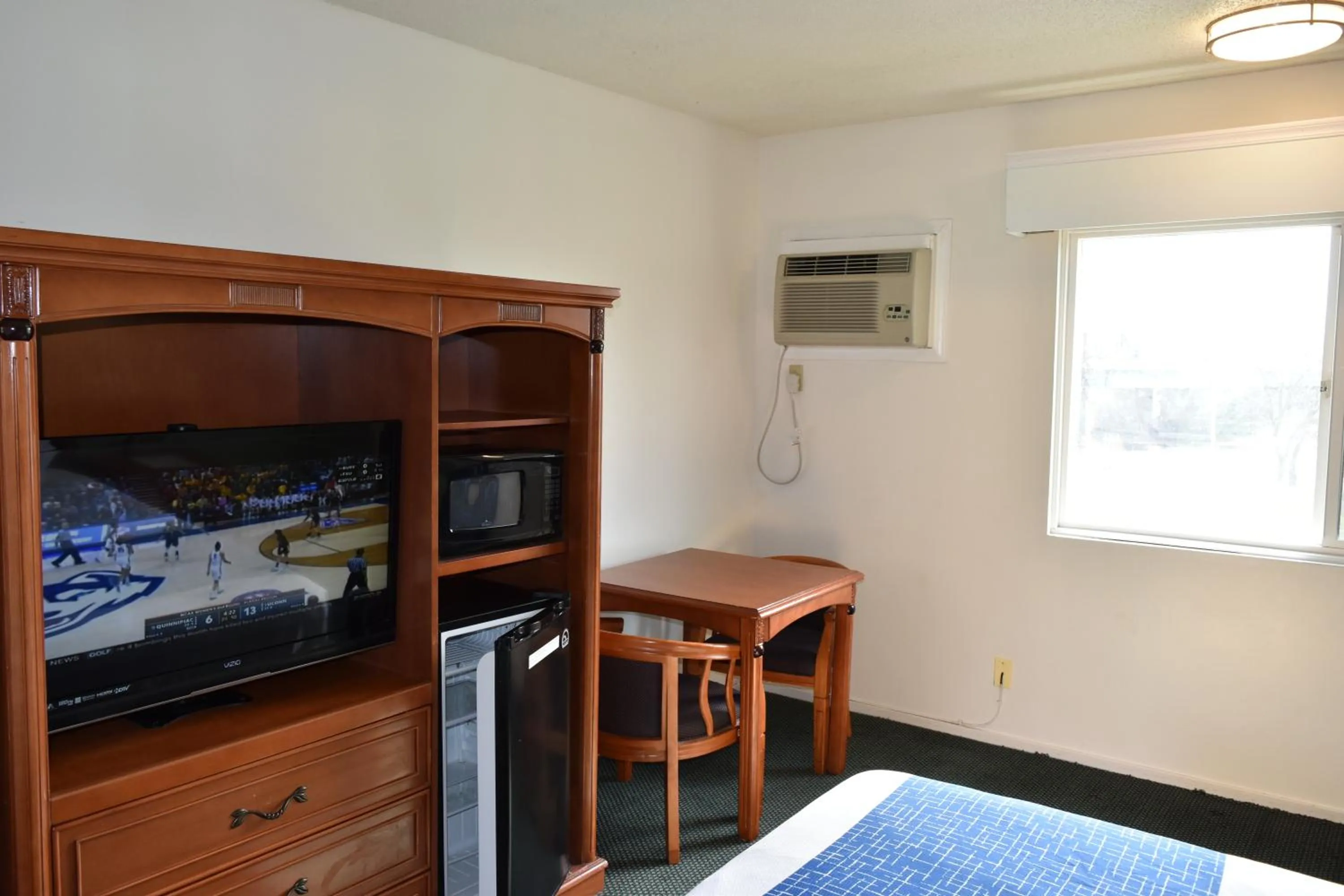 Bedroom, Bed in Travelodge by Wyndham Red Bluff South of Redding