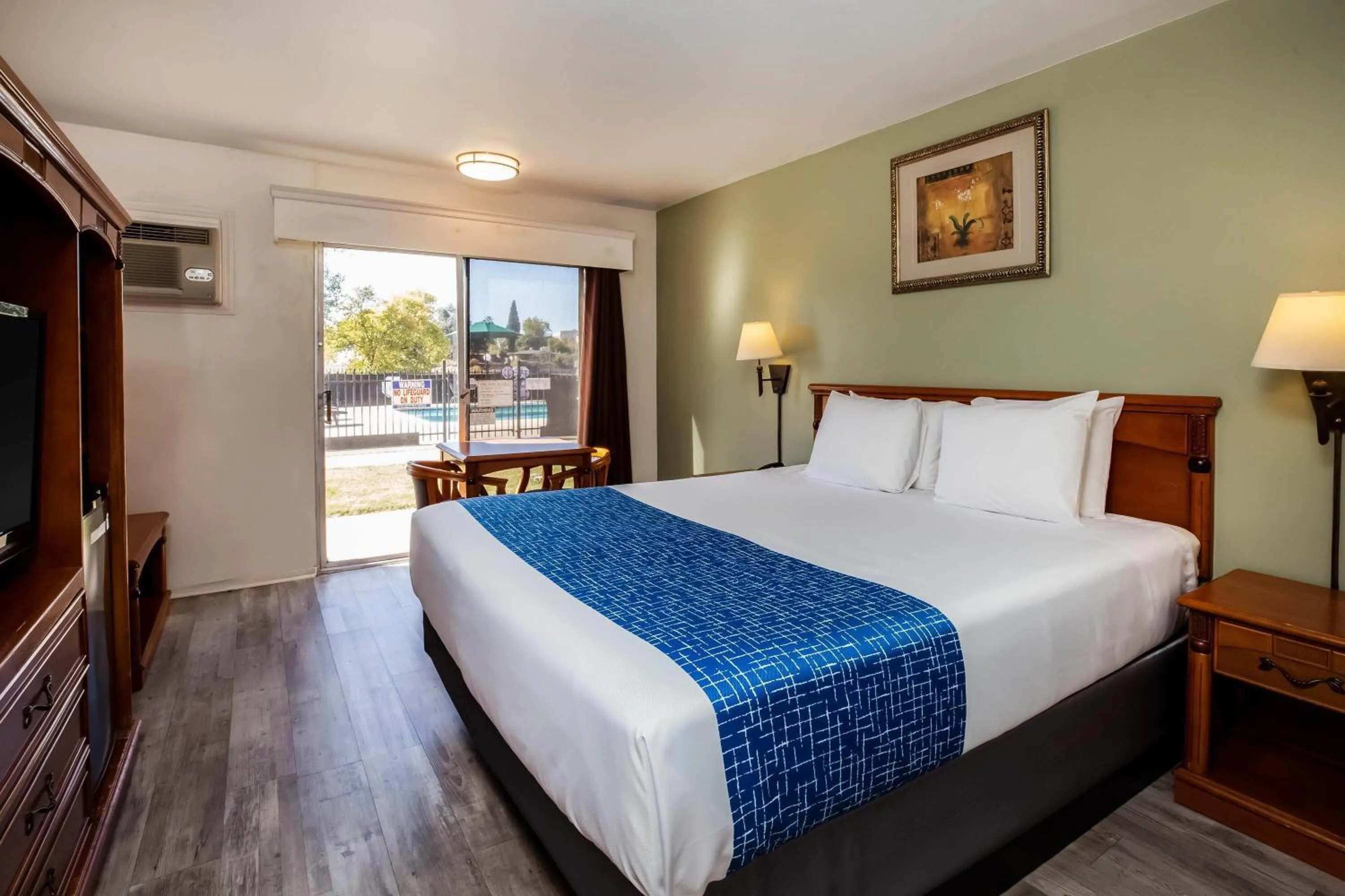 Photo of the whole room, Bed in Travelodge by Wyndham Red Bluff South of Redding