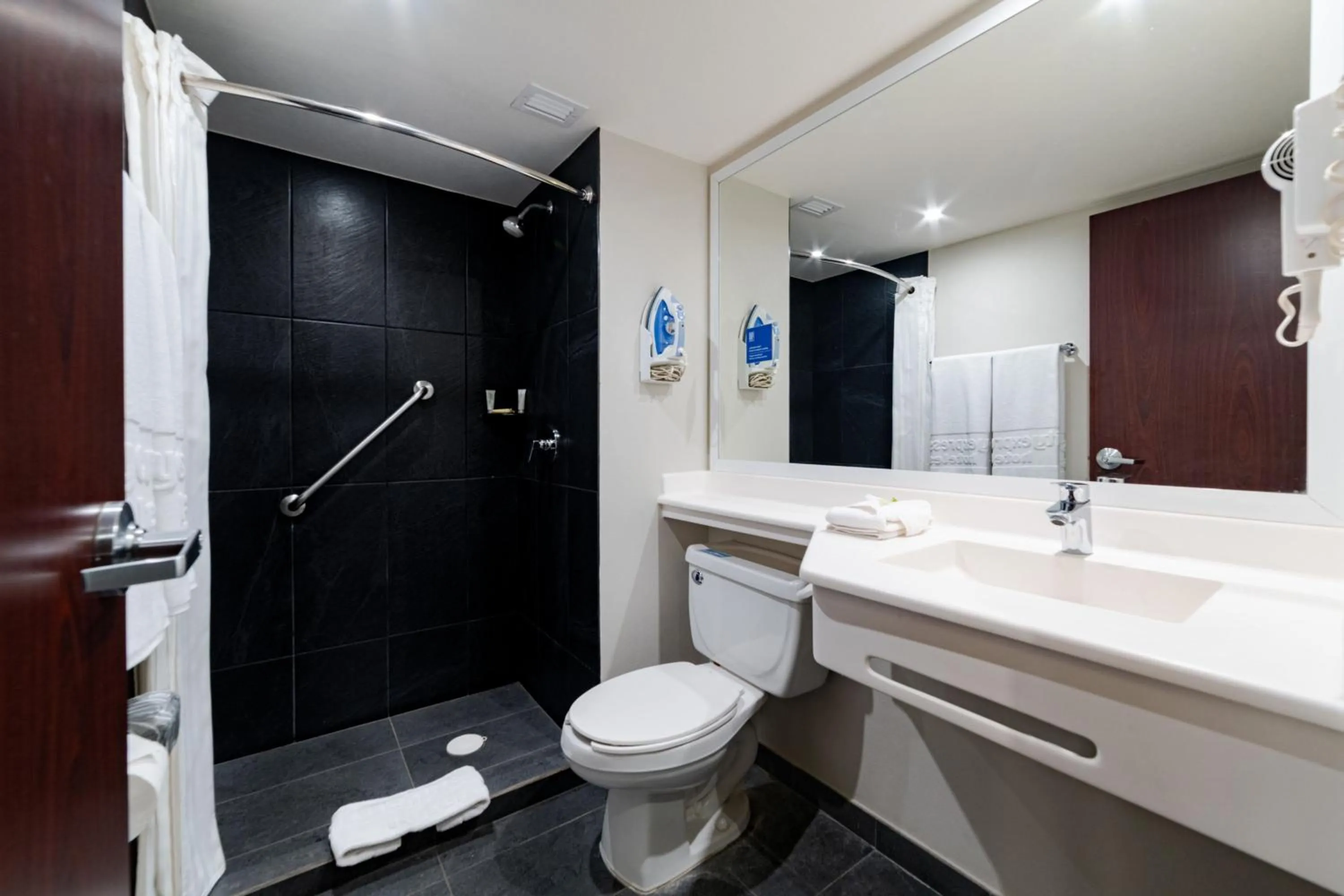 Bathroom in City Express by Marriott Silao Aeropuerto