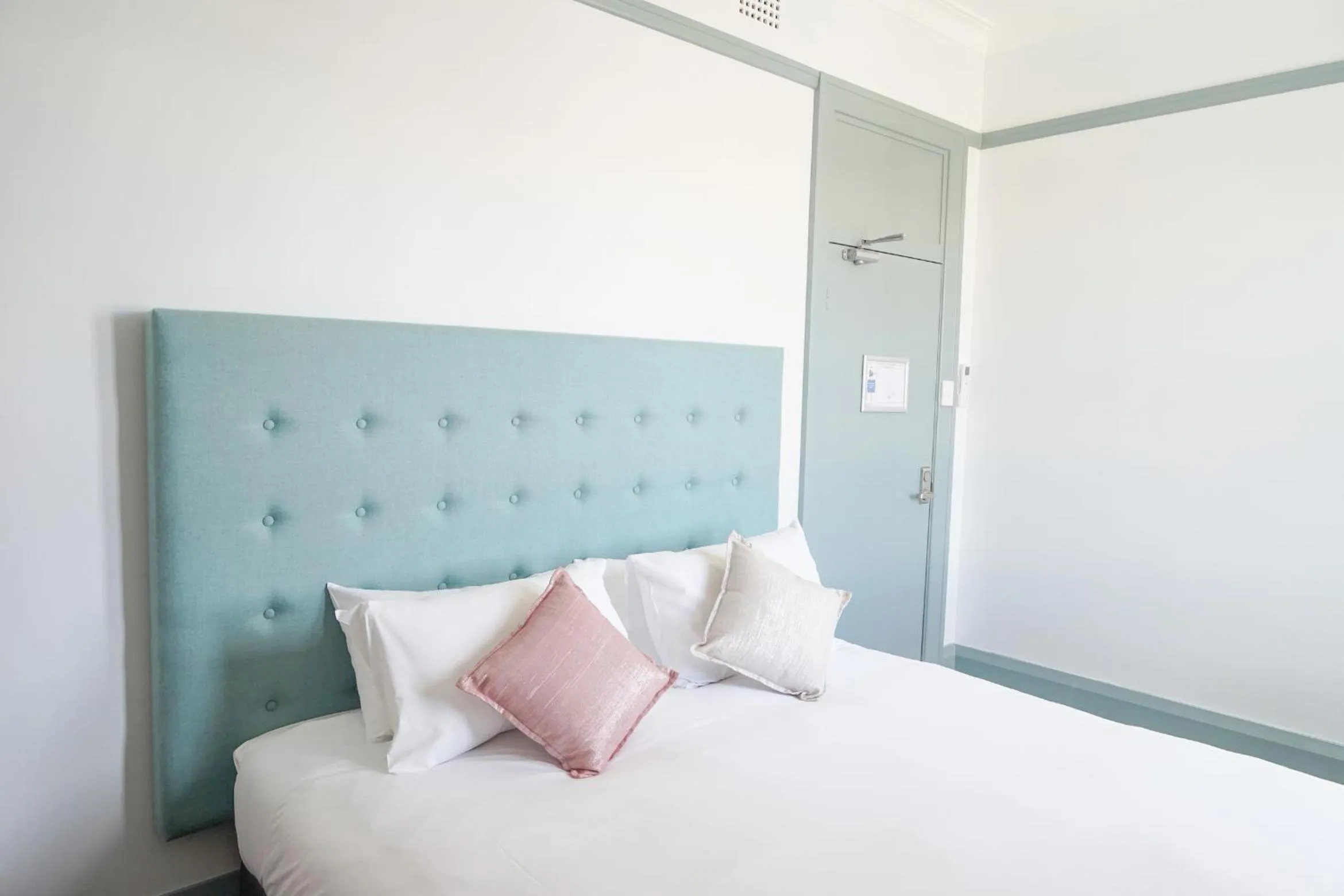 Bedroom, Bed in Oasis on Beamish Hotel