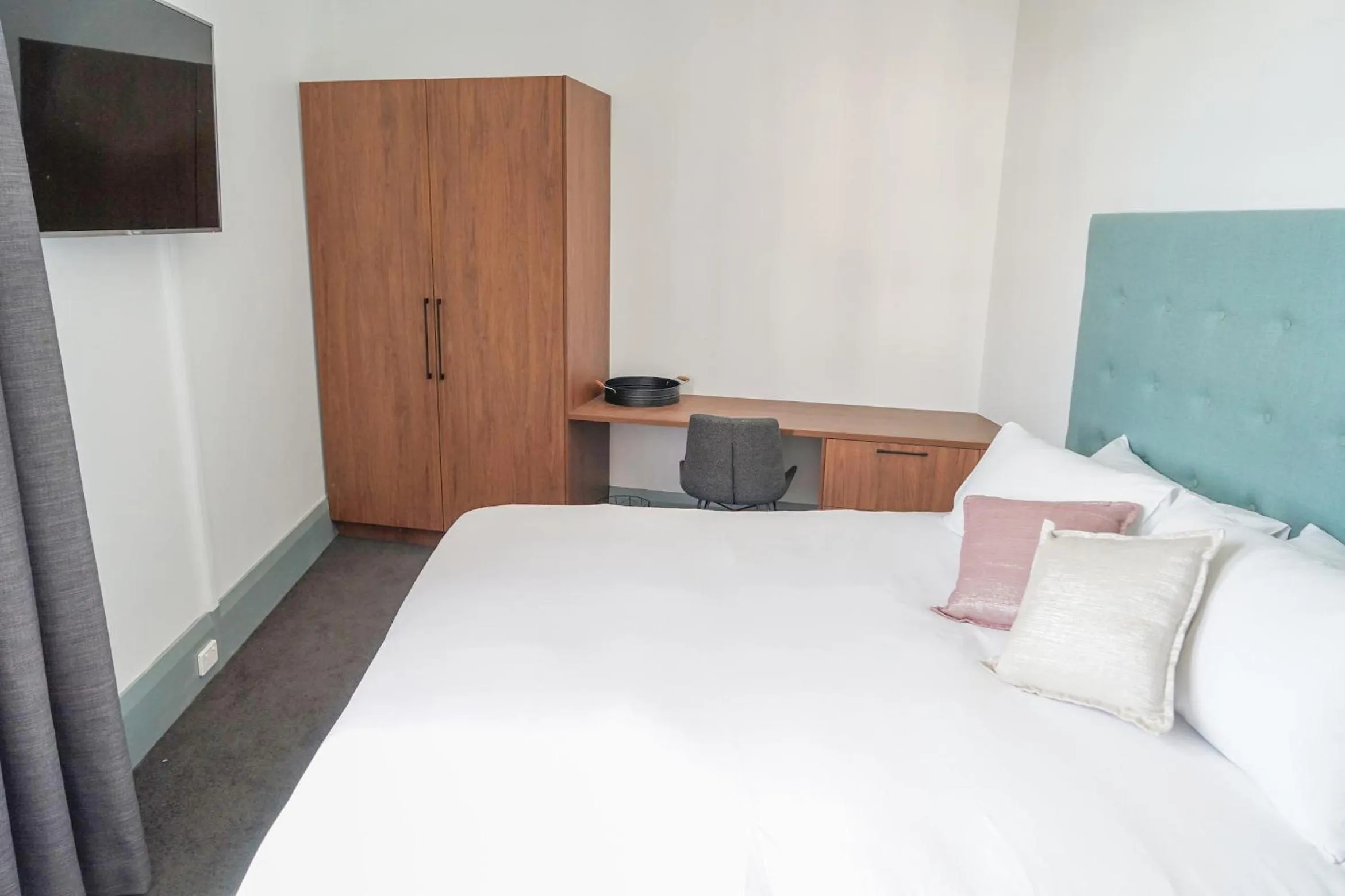 Bedroom, Bed in Oasis on Beamish Hotel