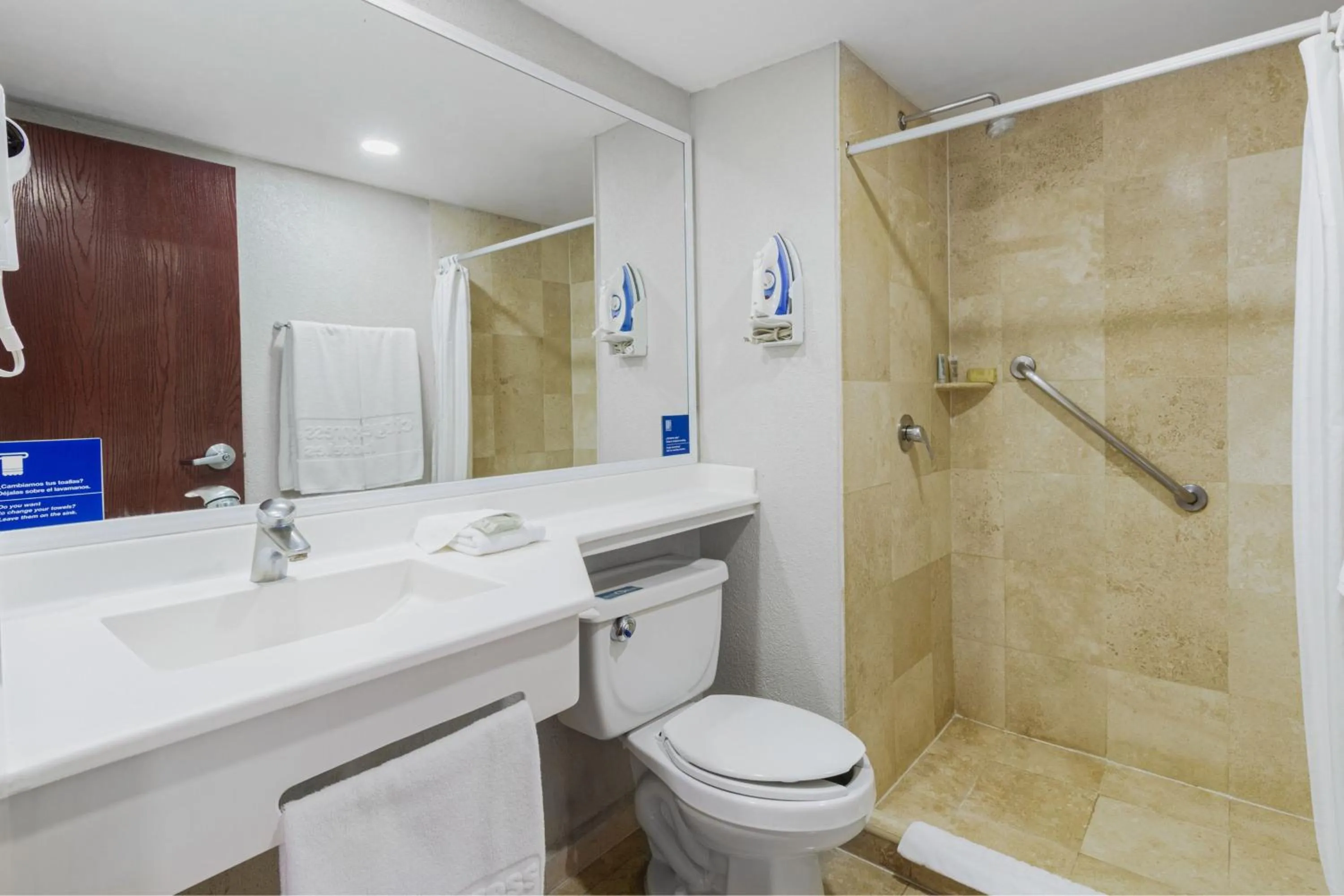 Bathroom in City Express by Marriott Tuxtla Gutiérrez