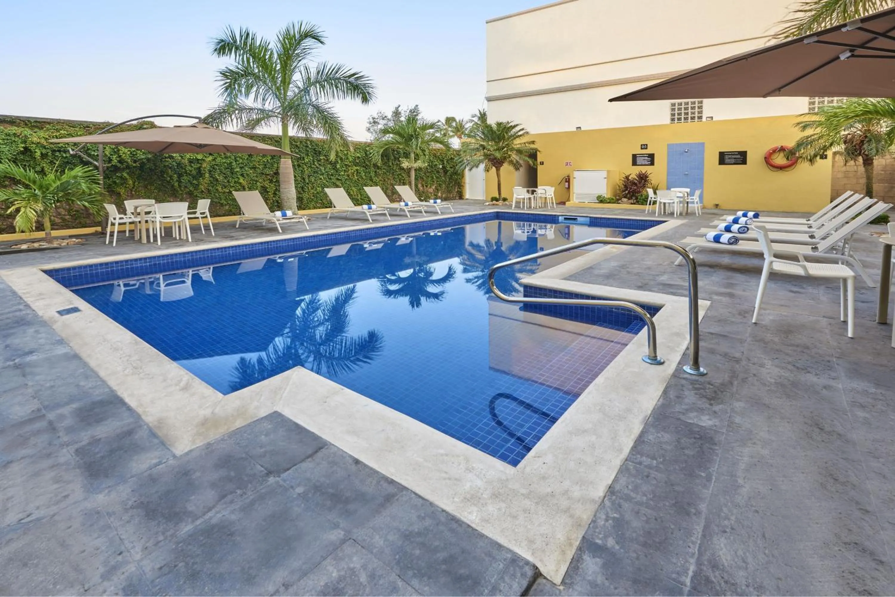 Swimming pool in City Express by Marriott Tampico