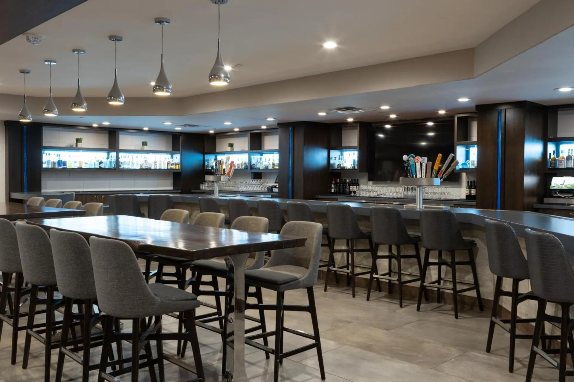 Lounge or bar in DoubleTree by Hilton Bloomington Minneapolis South