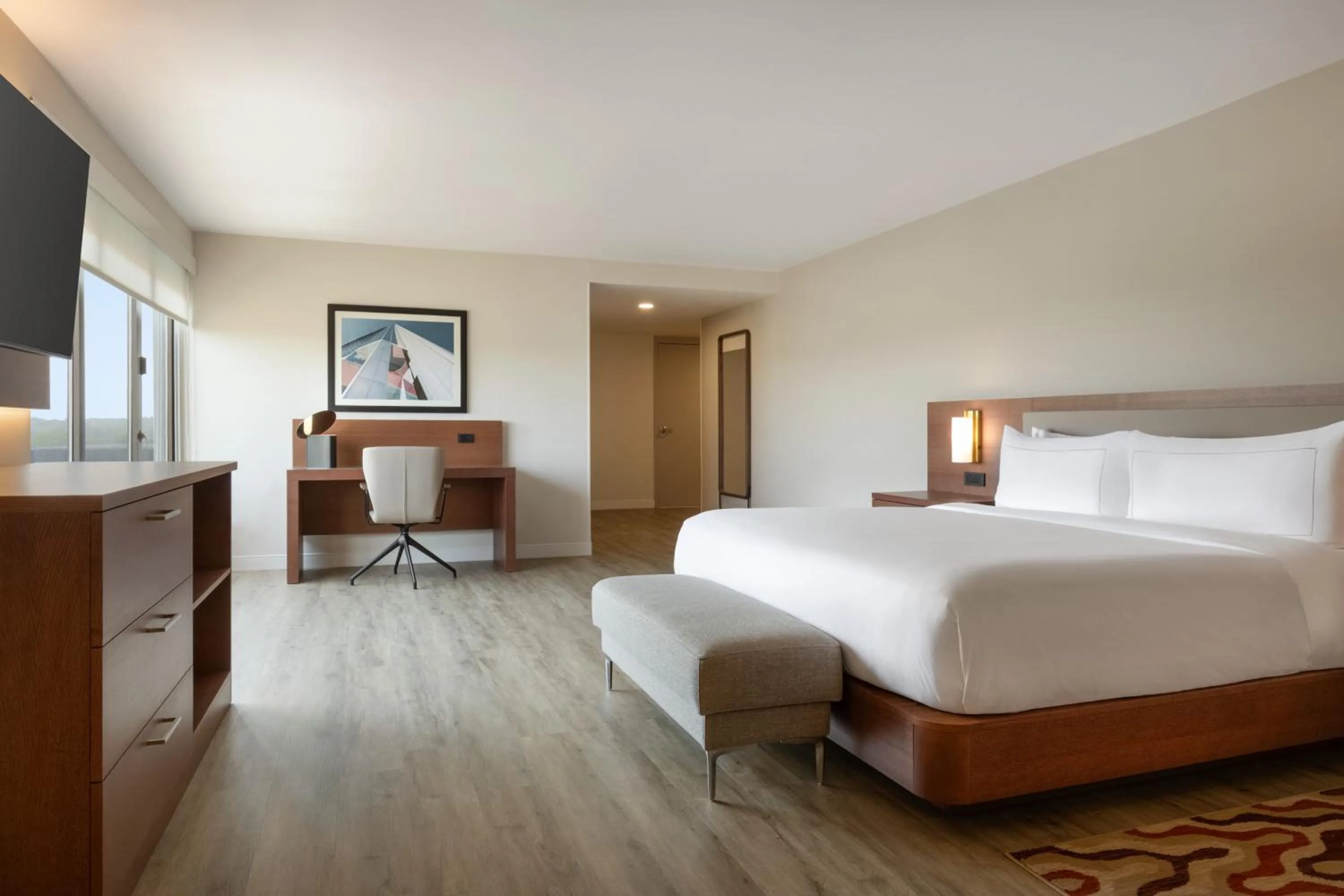 Bedroom, Bed in DoubleTree by Hilton Bloomington Minneapolis South