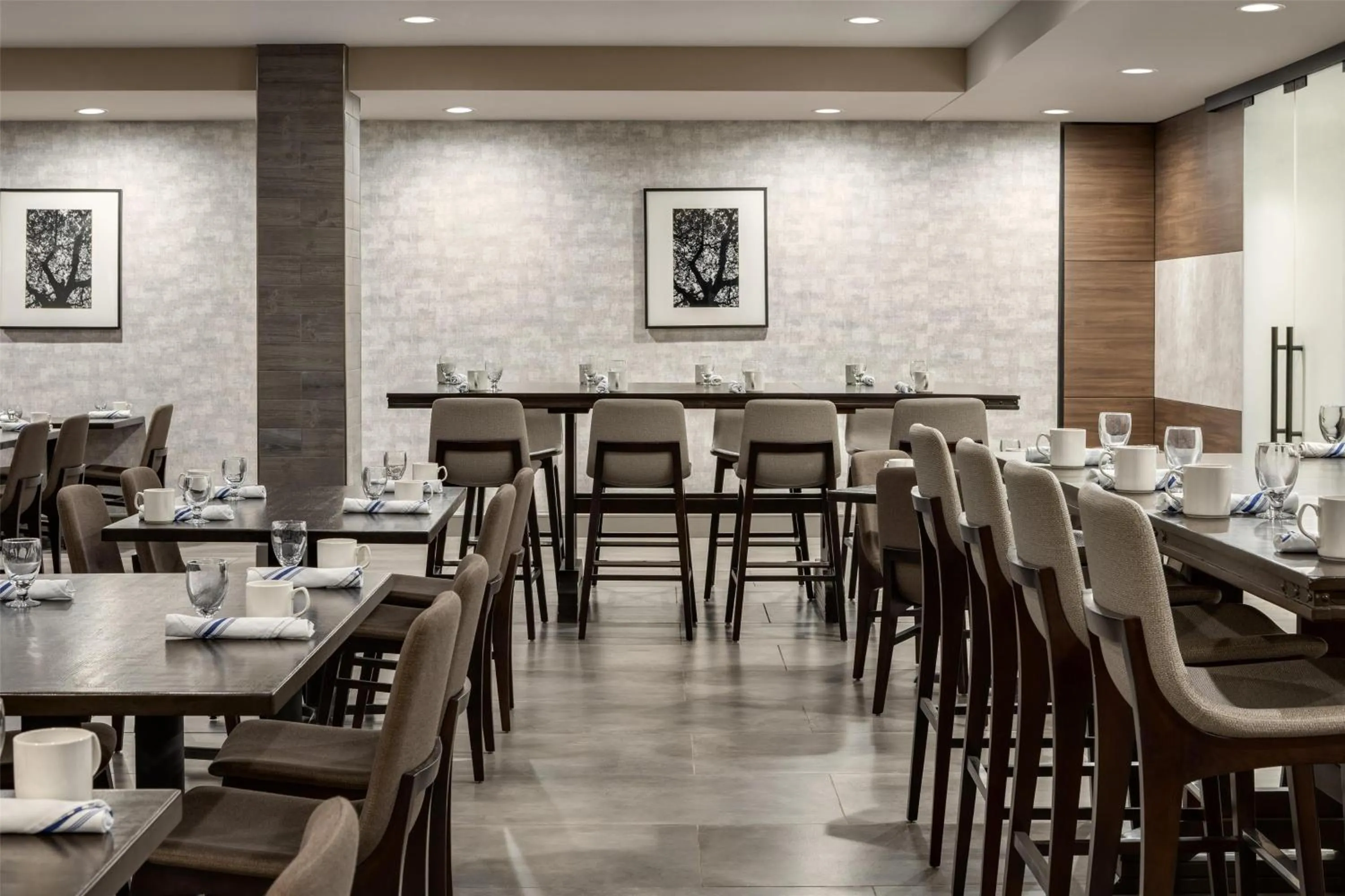 Restaurant/places to eat in DoubleTree by Hilton Bloomington Minneapolis South