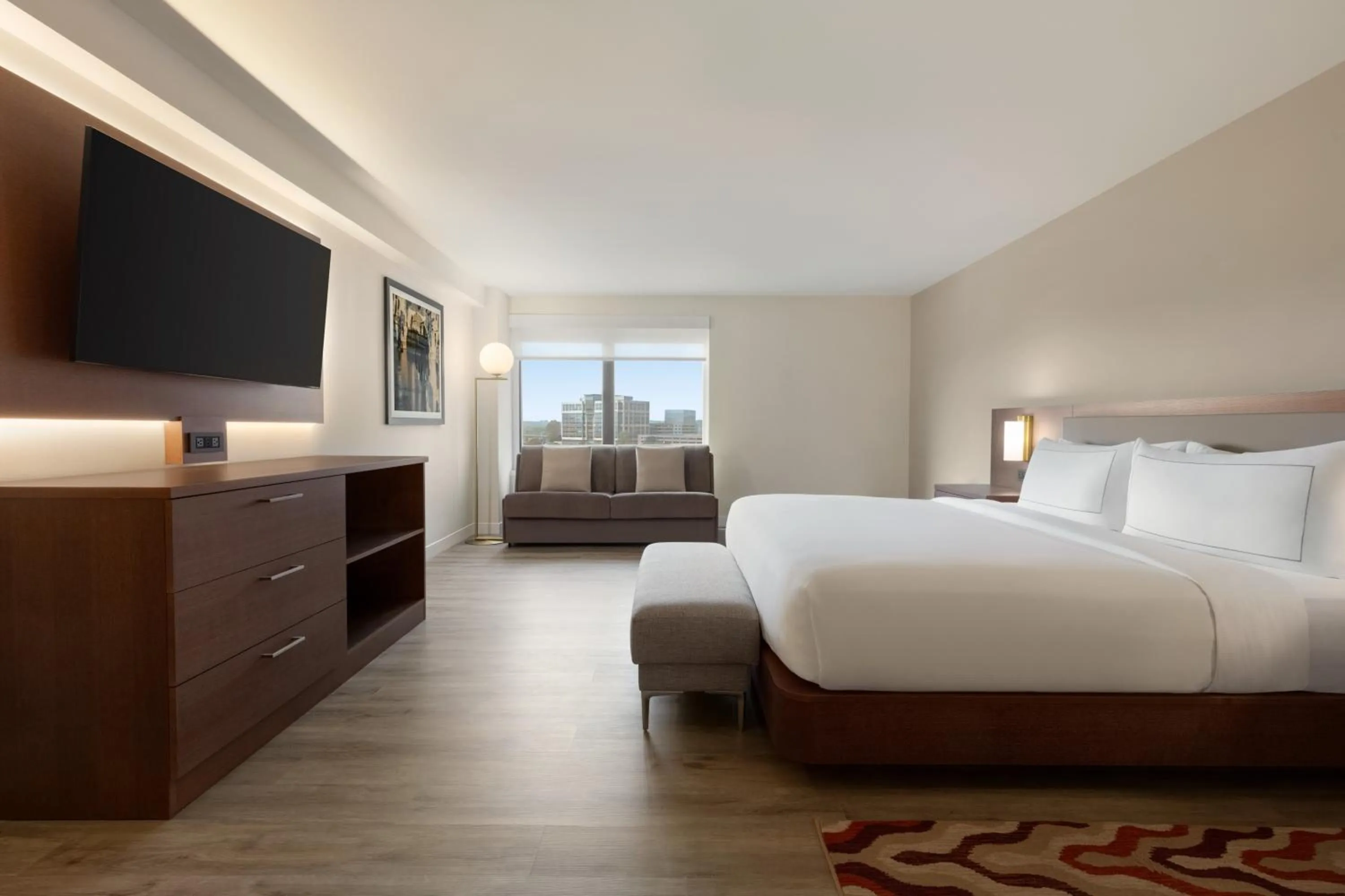 Bedroom, Bed in DoubleTree by Hilton Bloomington Minneapolis South