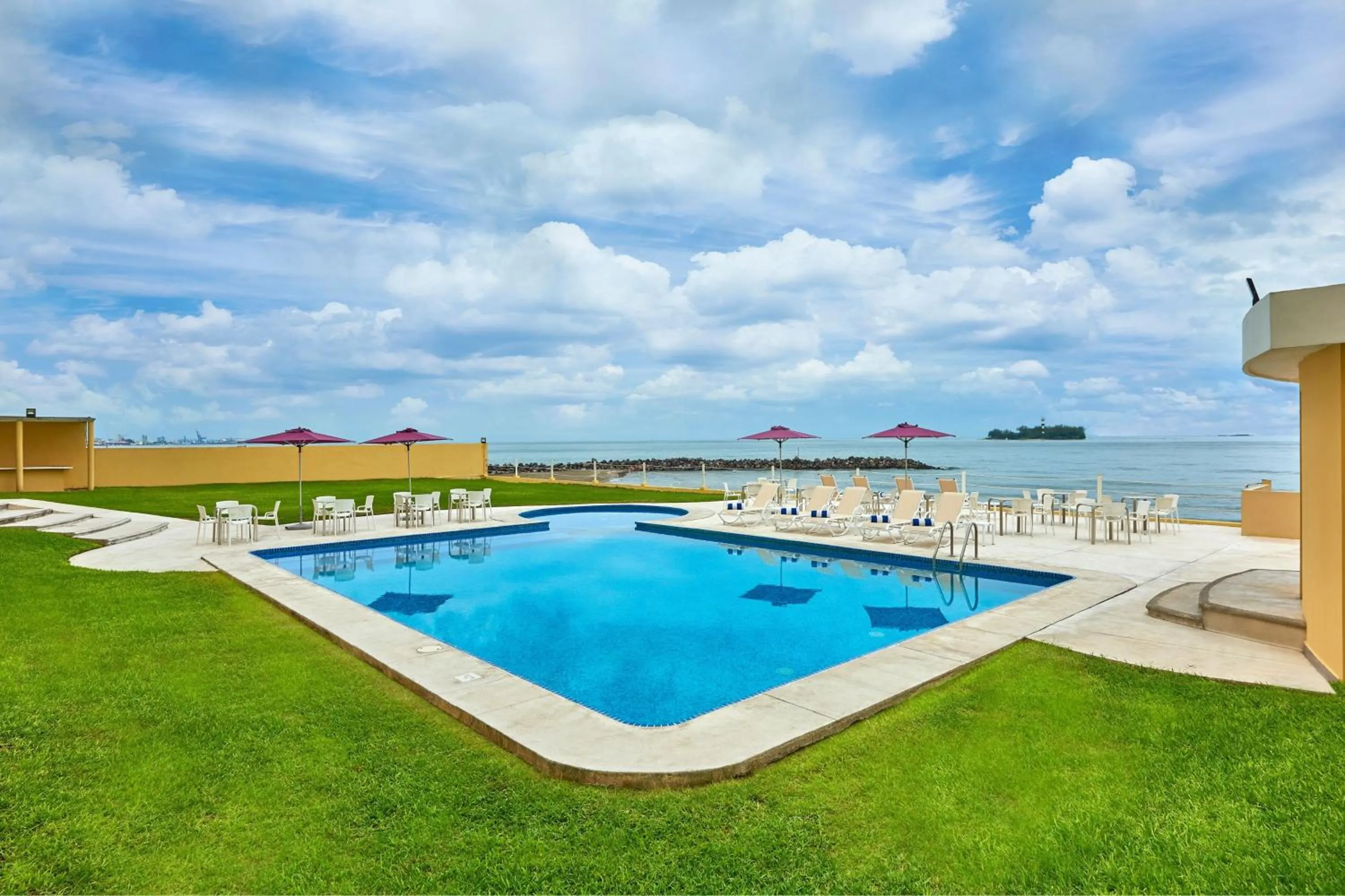 Swimming pool in City Express by Marriott Veracruz