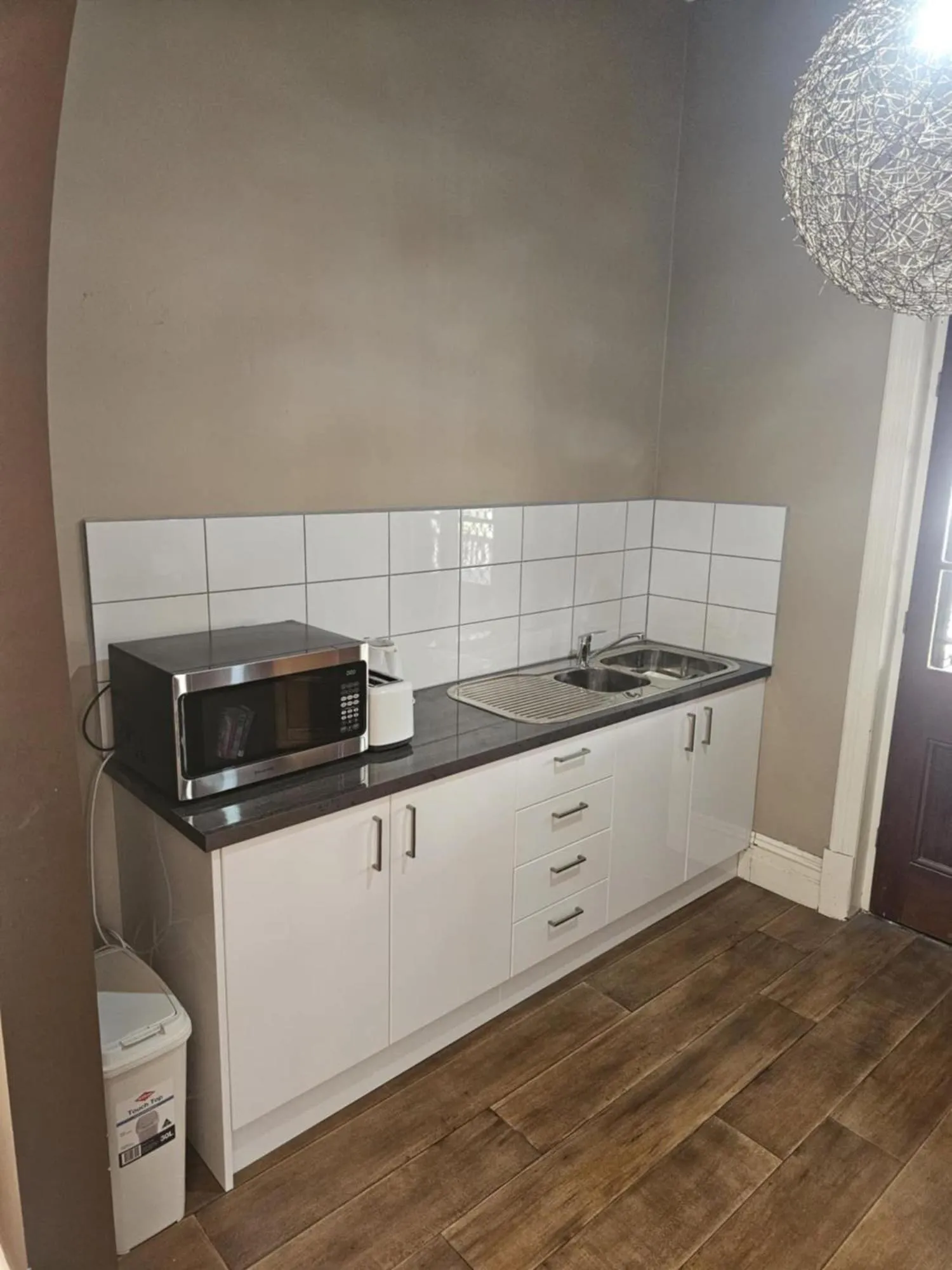 Premium Queen Room with Shared Bathroom in Balcony On Sixth Lodge