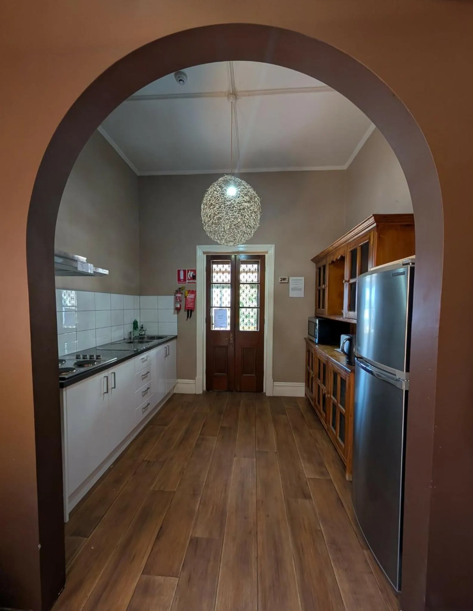 Communal kitchen in Balcony On Sixth Lodge