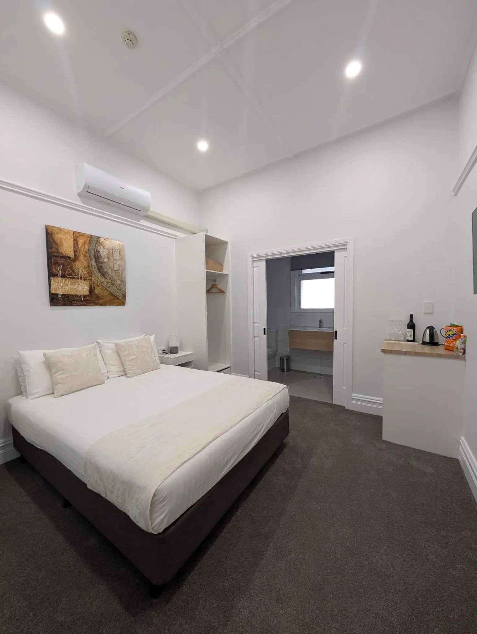 Photo of the whole room, Bed in Balcony On Sixth Lodge