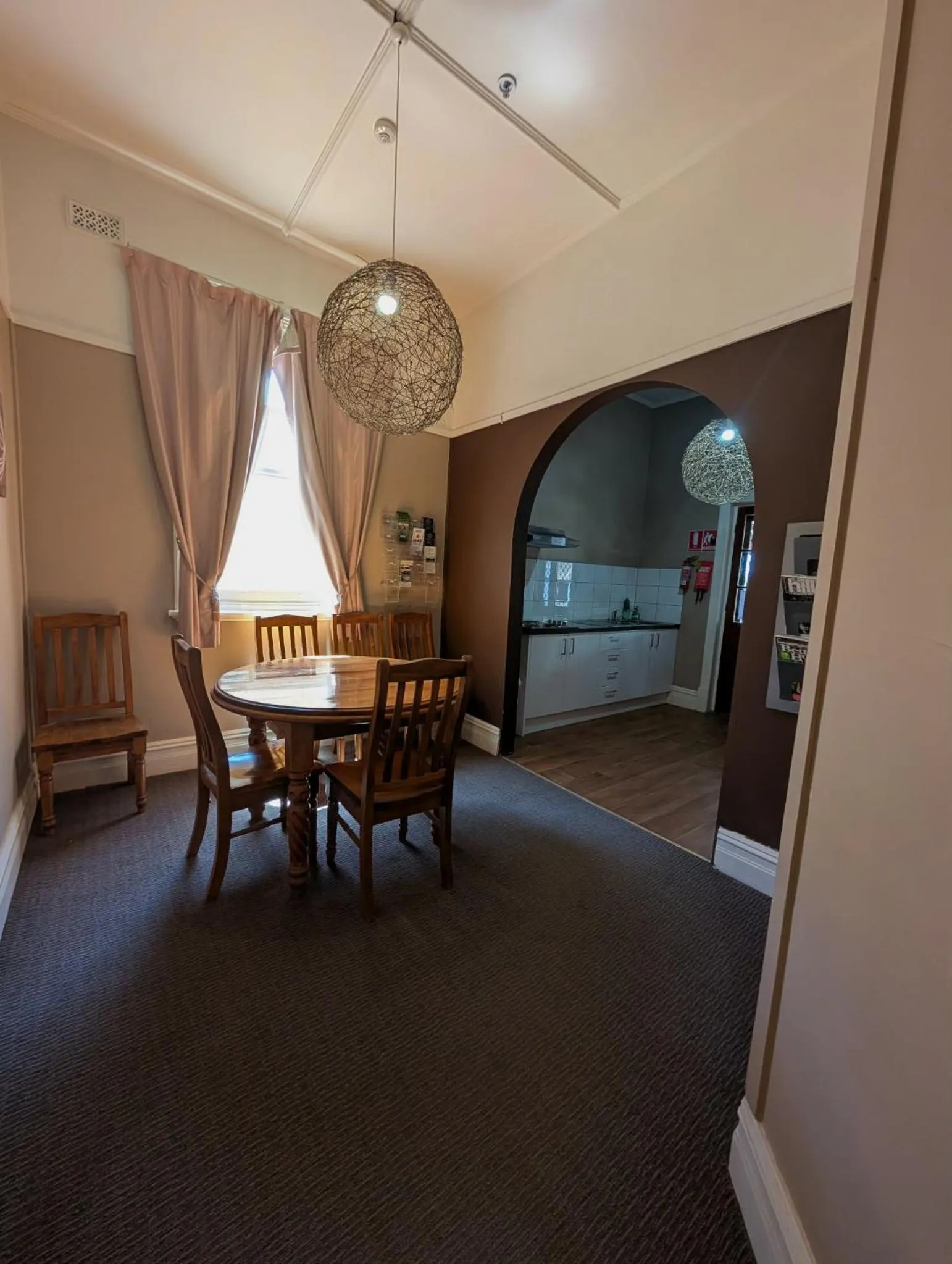 Communal kitchen in Balcony On Sixth Lodge