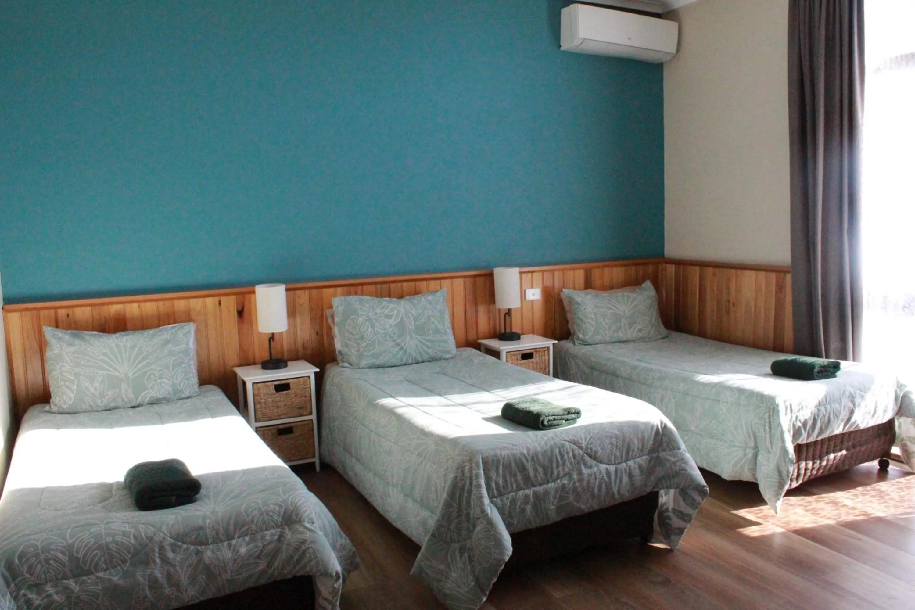 Bed in Moe Motor Inn - Contactless 24 hour Checkinn Available