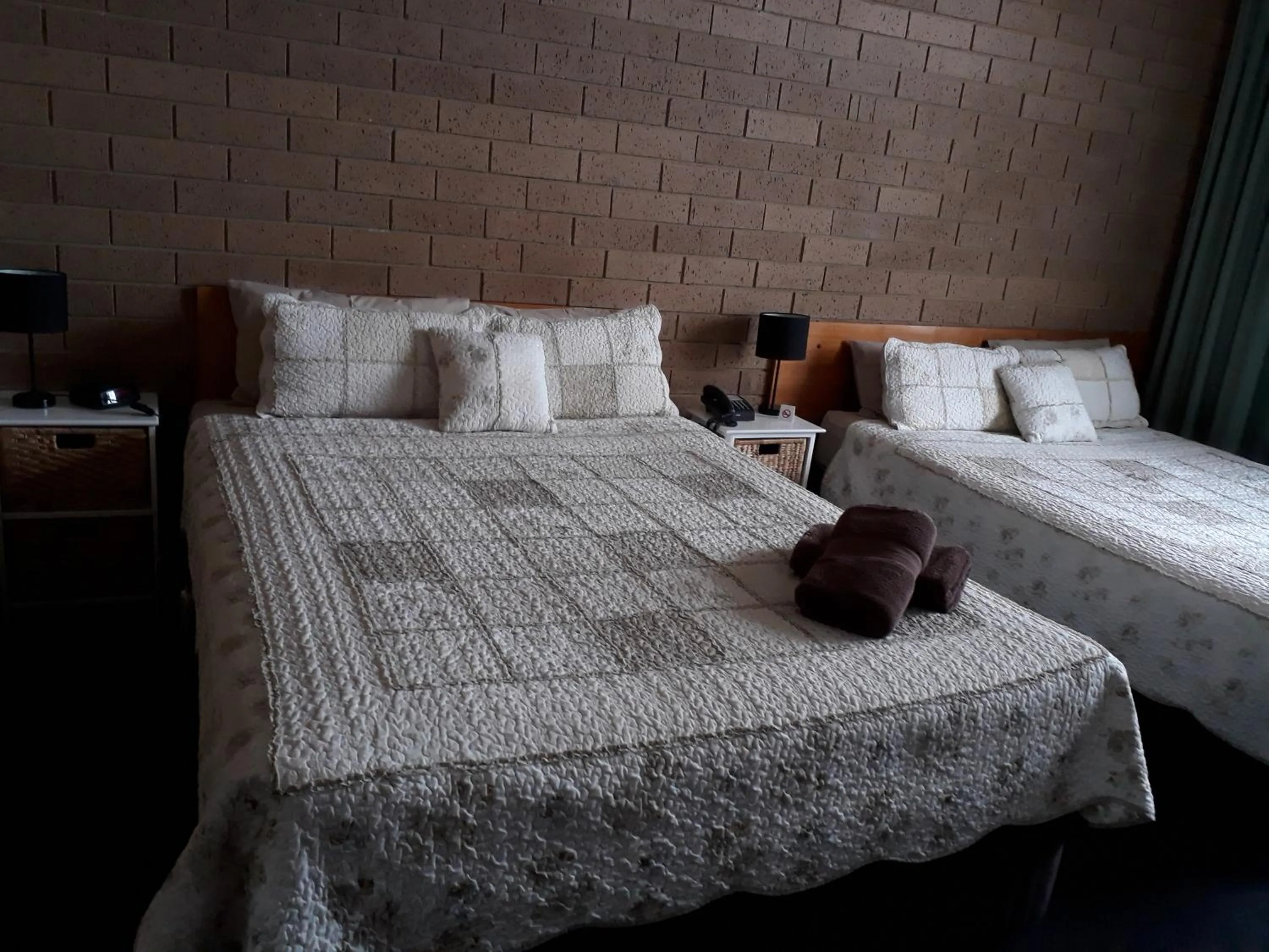 Bed in Moe Motor Inn - Contactless 24 hour Checkinn Available