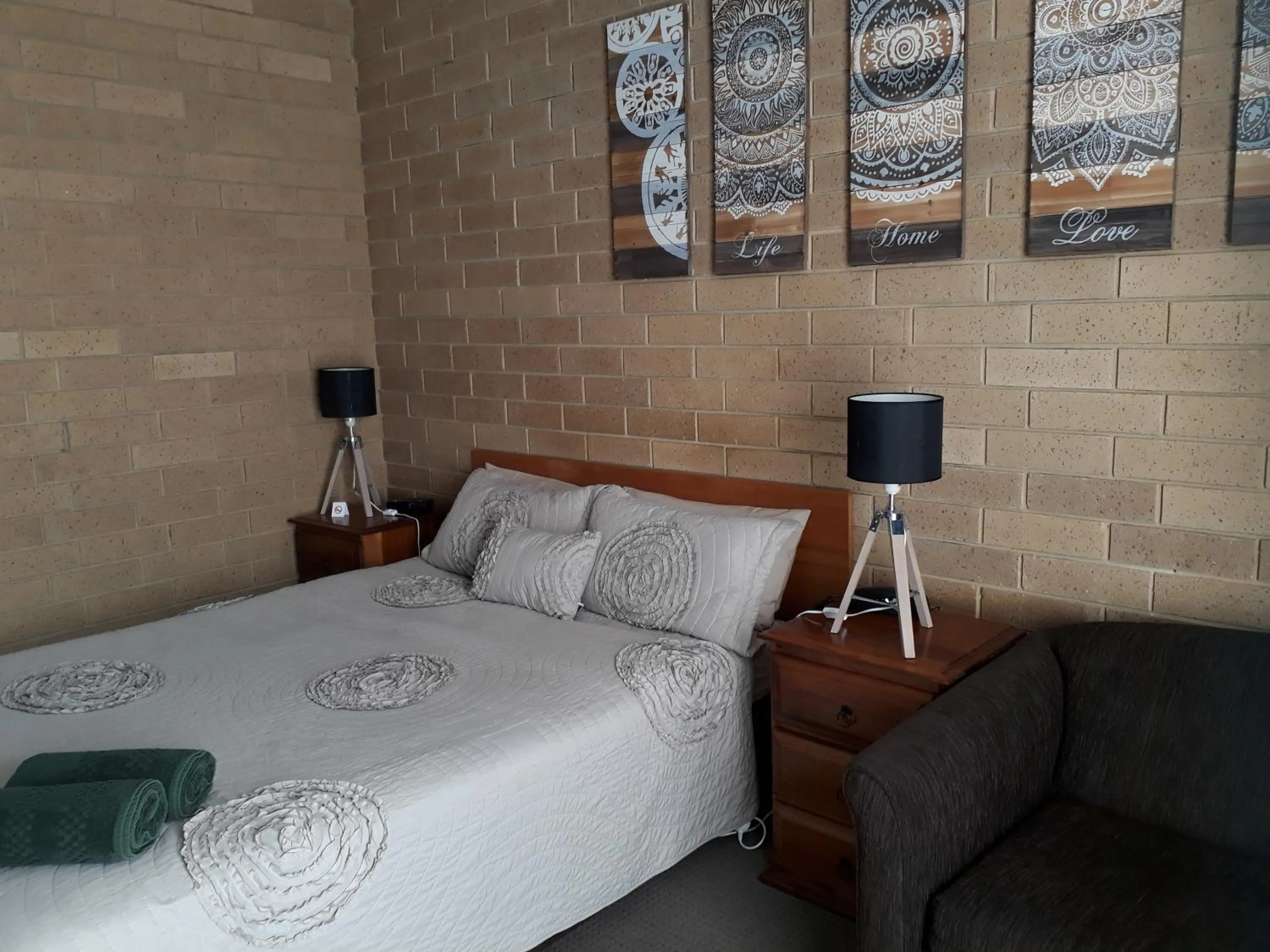 Bed in Moe Motor Inn - Contactless 24 hour Checkinn Available