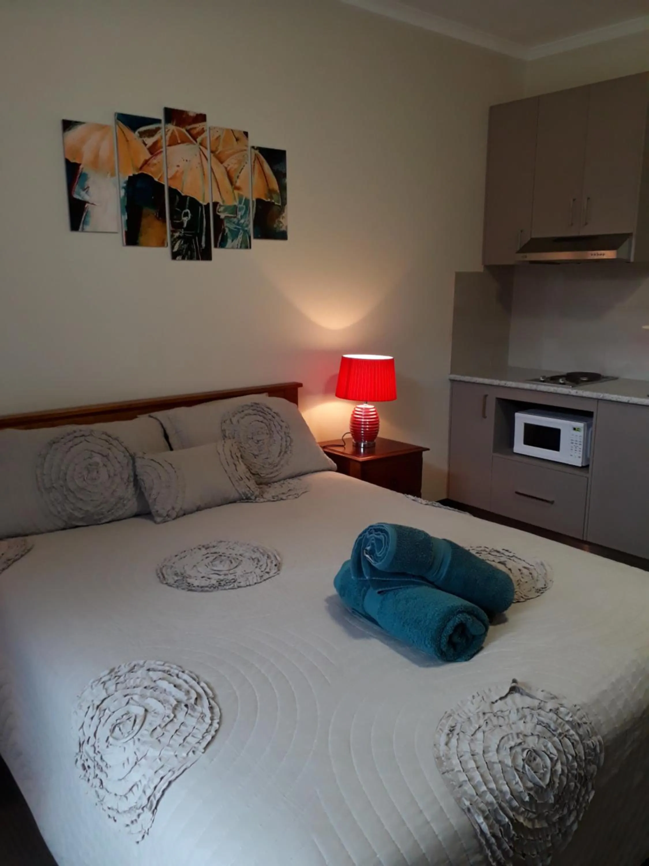 Bed in Moe Motor Inn - Contactless 24 hour Checkinn Available