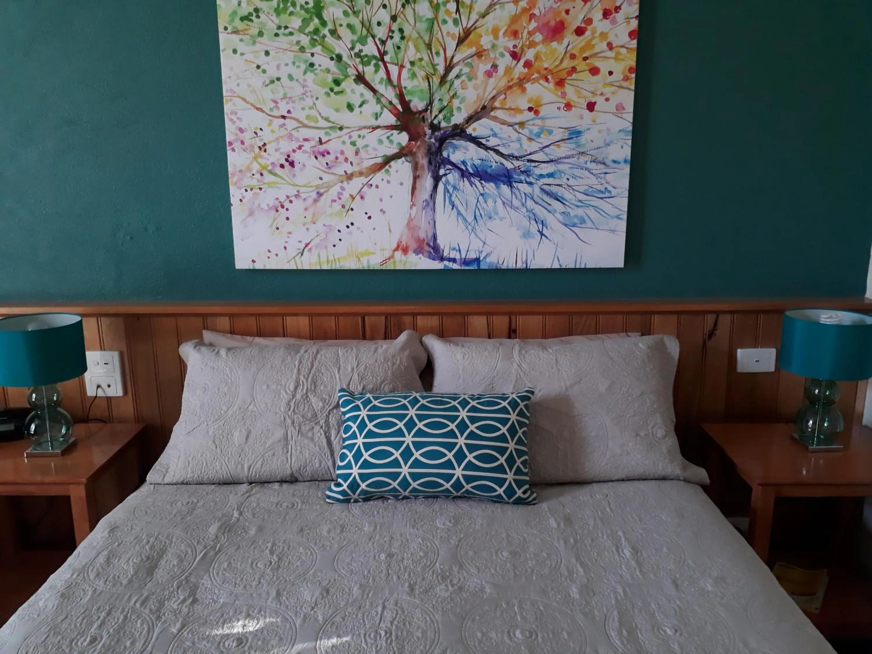 Bedroom, Bed in Moe Motor Inn - Contactless 24 hour Checkinn Available