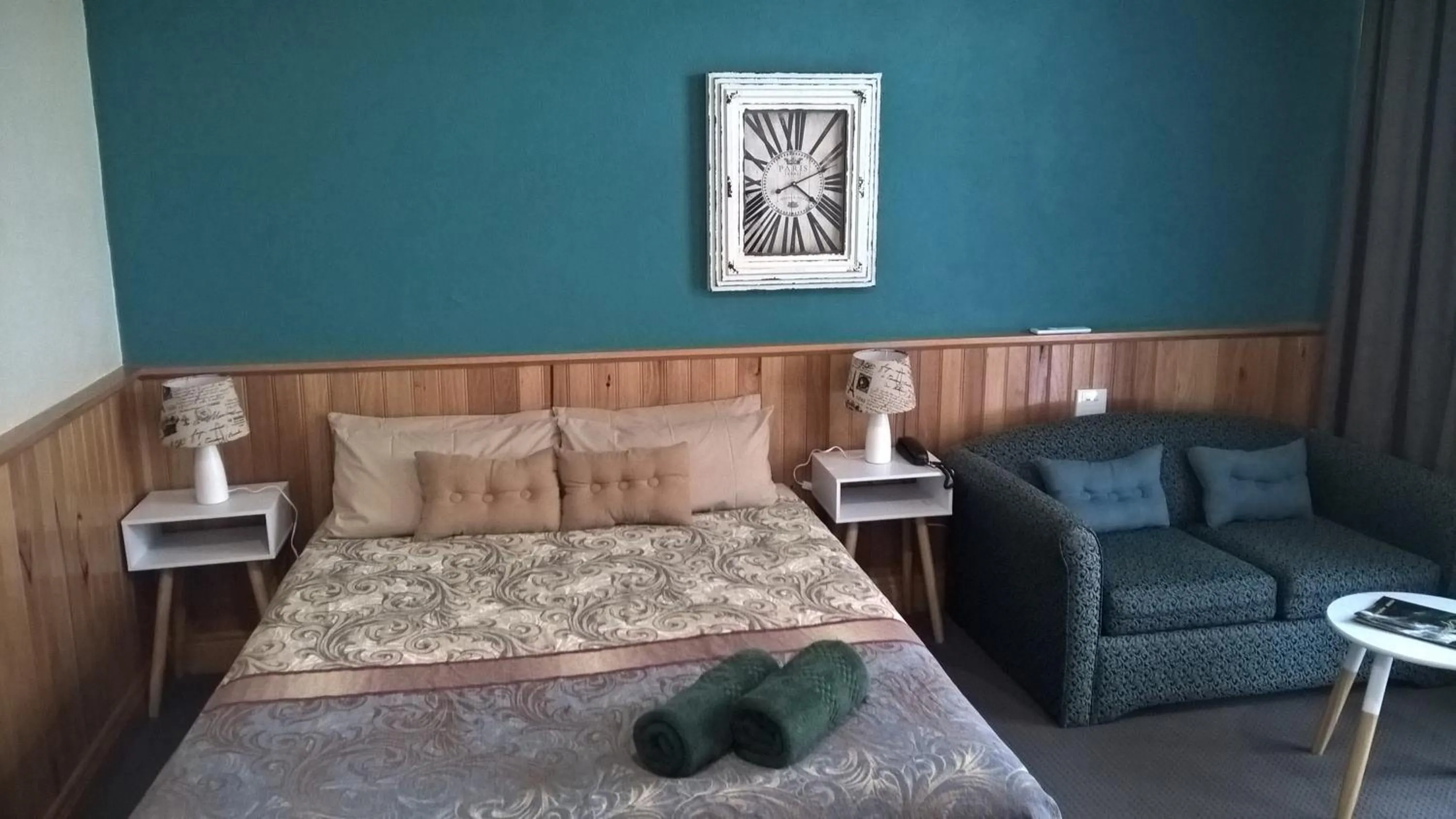 Bed in Moe Motor Inn - Contactless 24 hour Checkinn Available