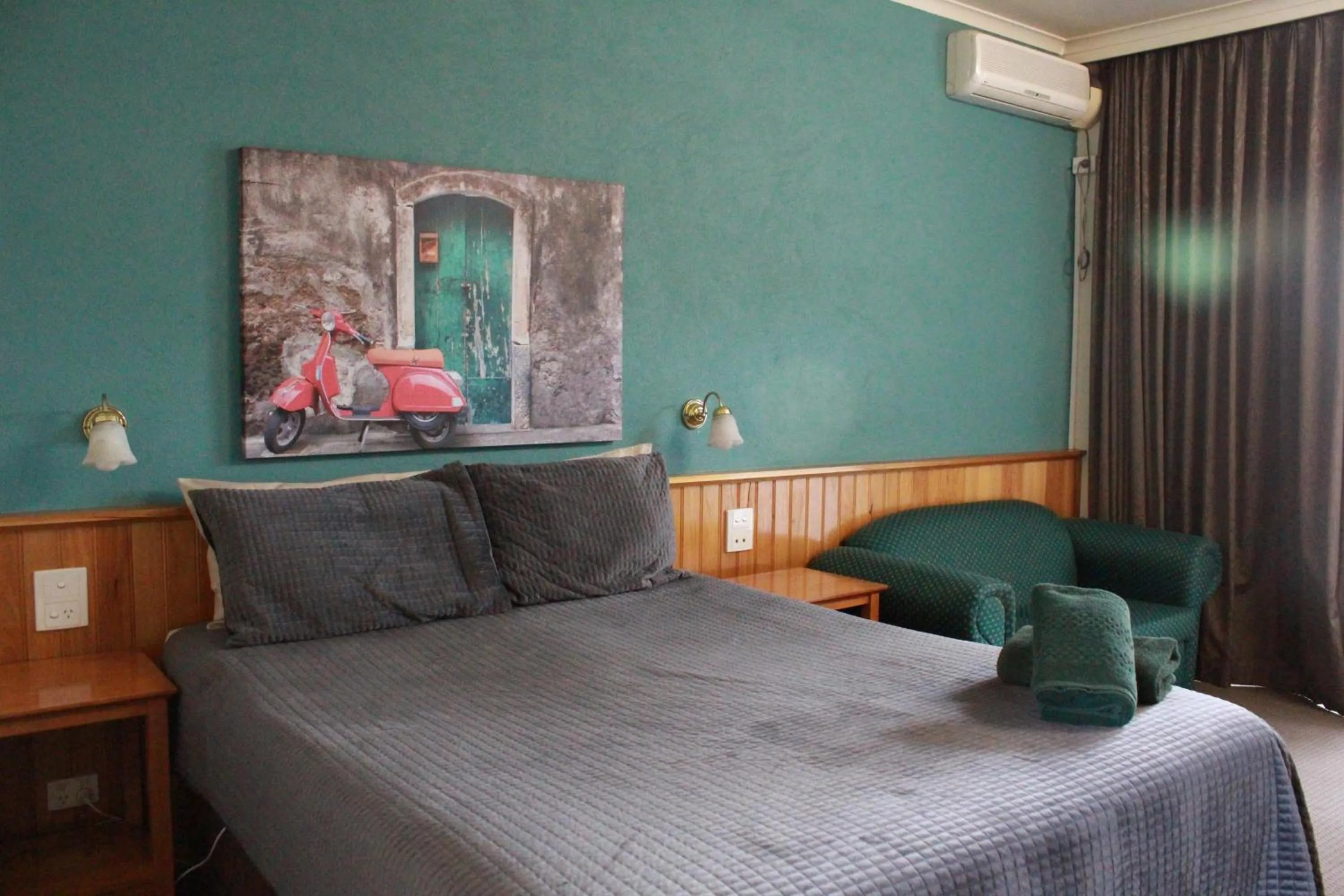 Bed in Moe Motor Inn - Contactless 24 hour Checkinn Available