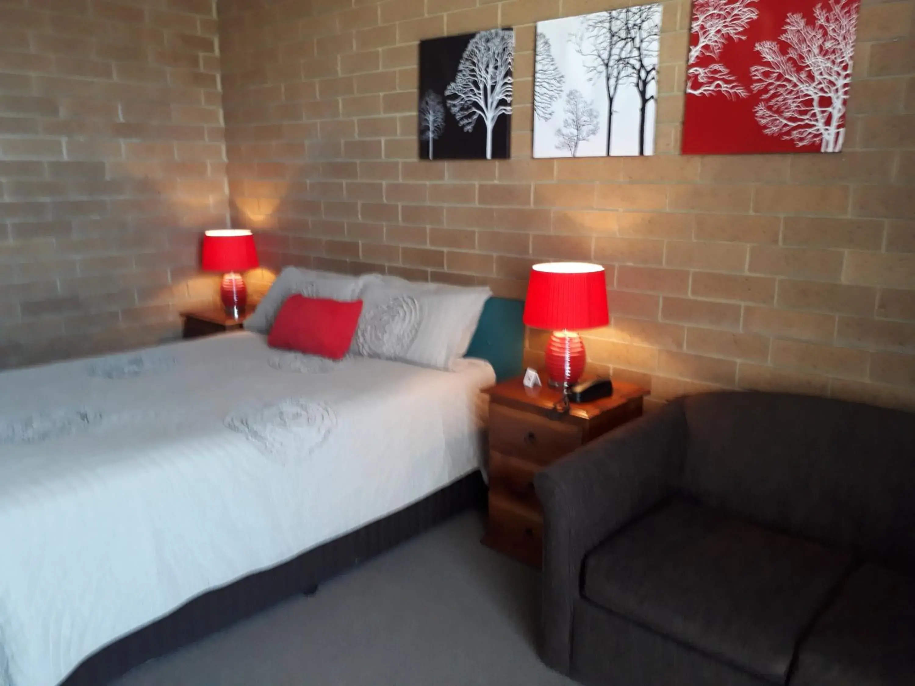 Queen Room with Balcony in Moe Motor Inn - Contactless 24 hour Checkinn Available Queen Room with Balcony in Moe Motor Inn - Contactless 24 hour Checkinn Available