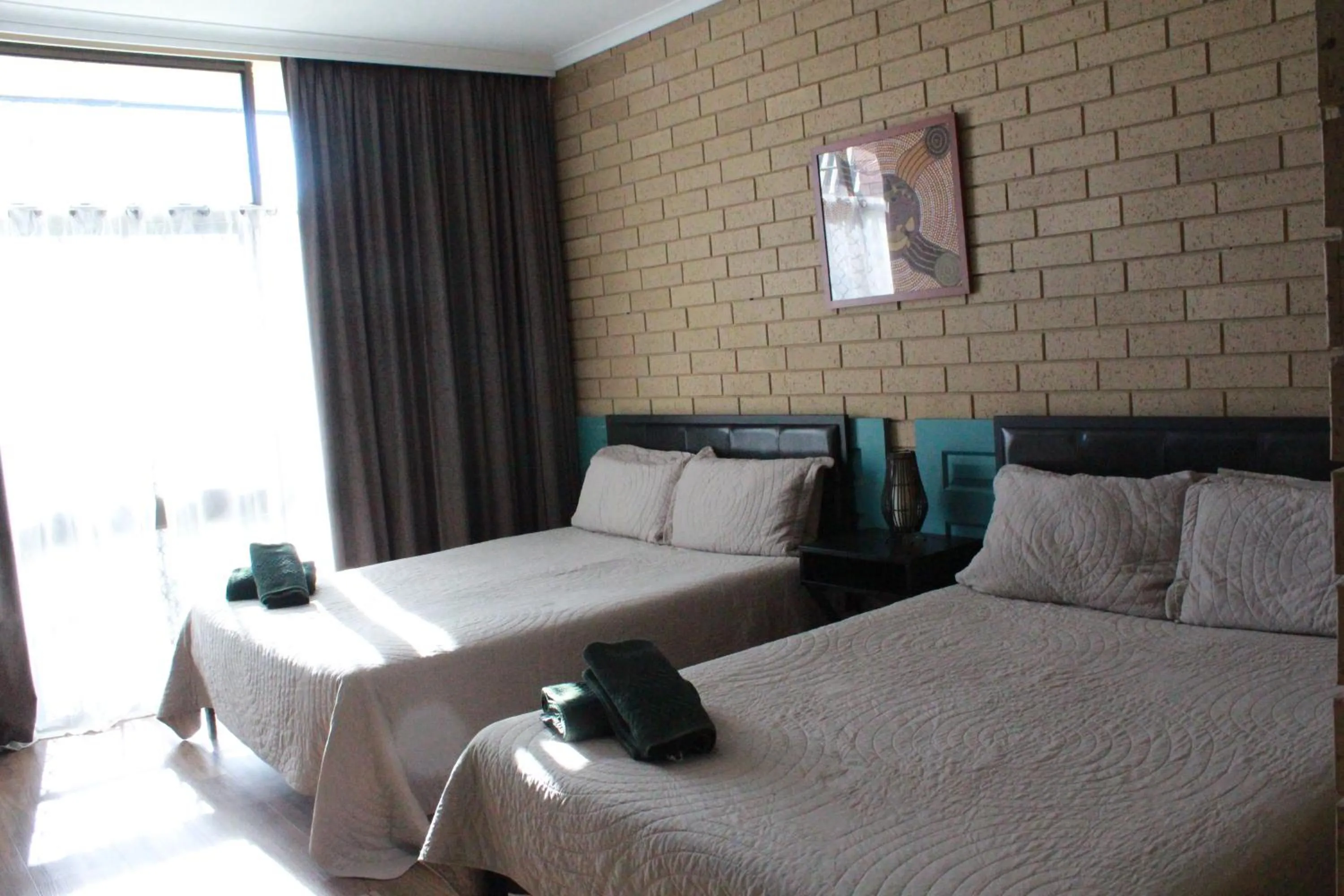 Bed in Moe Motor Inn - Contactless 24 hour Checkinn Available