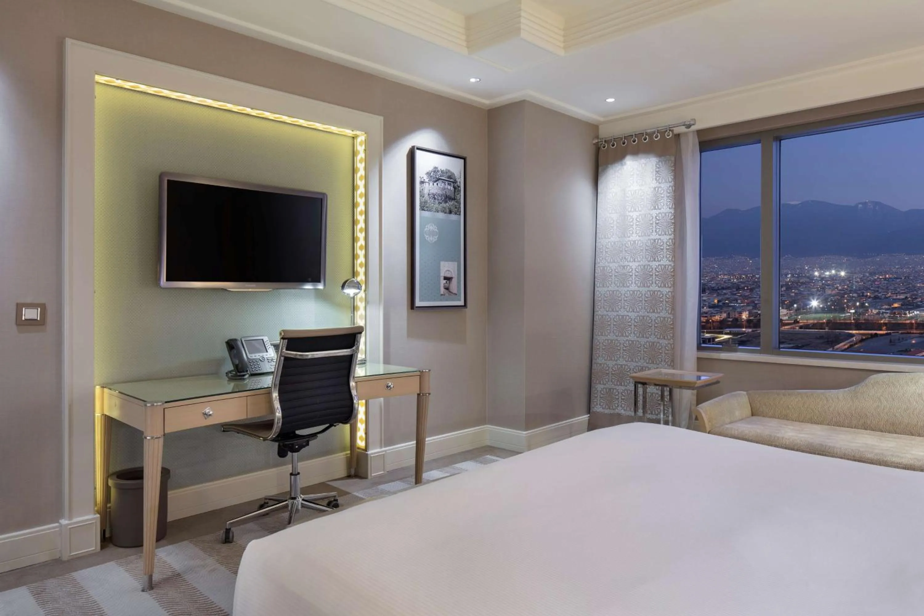 Bedroom, Bed in Hilton Bursa Convention Center & Spa