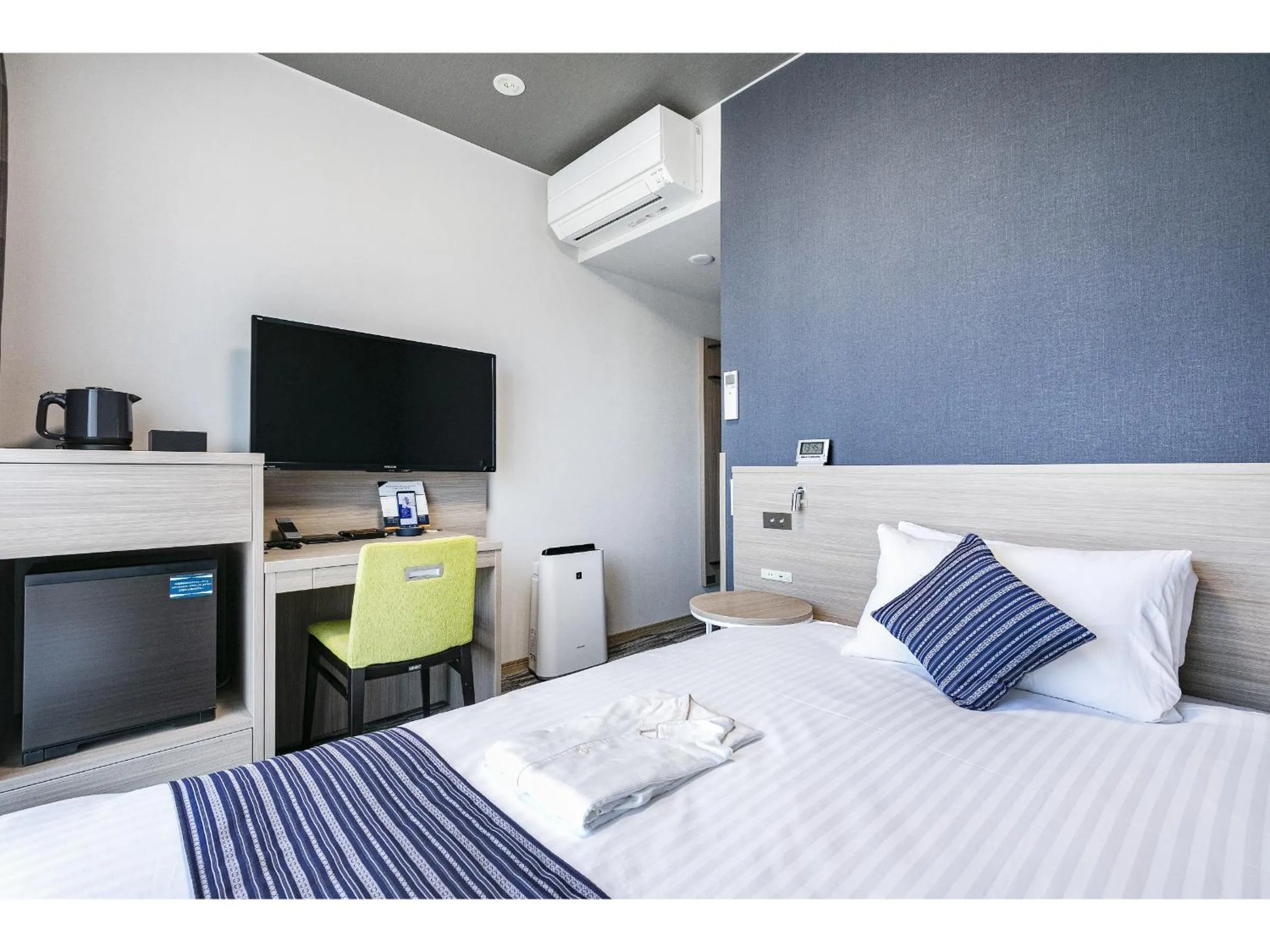 Photo of the whole room, Bed in Shizutetsu Hotel Prezio Hakataekimae