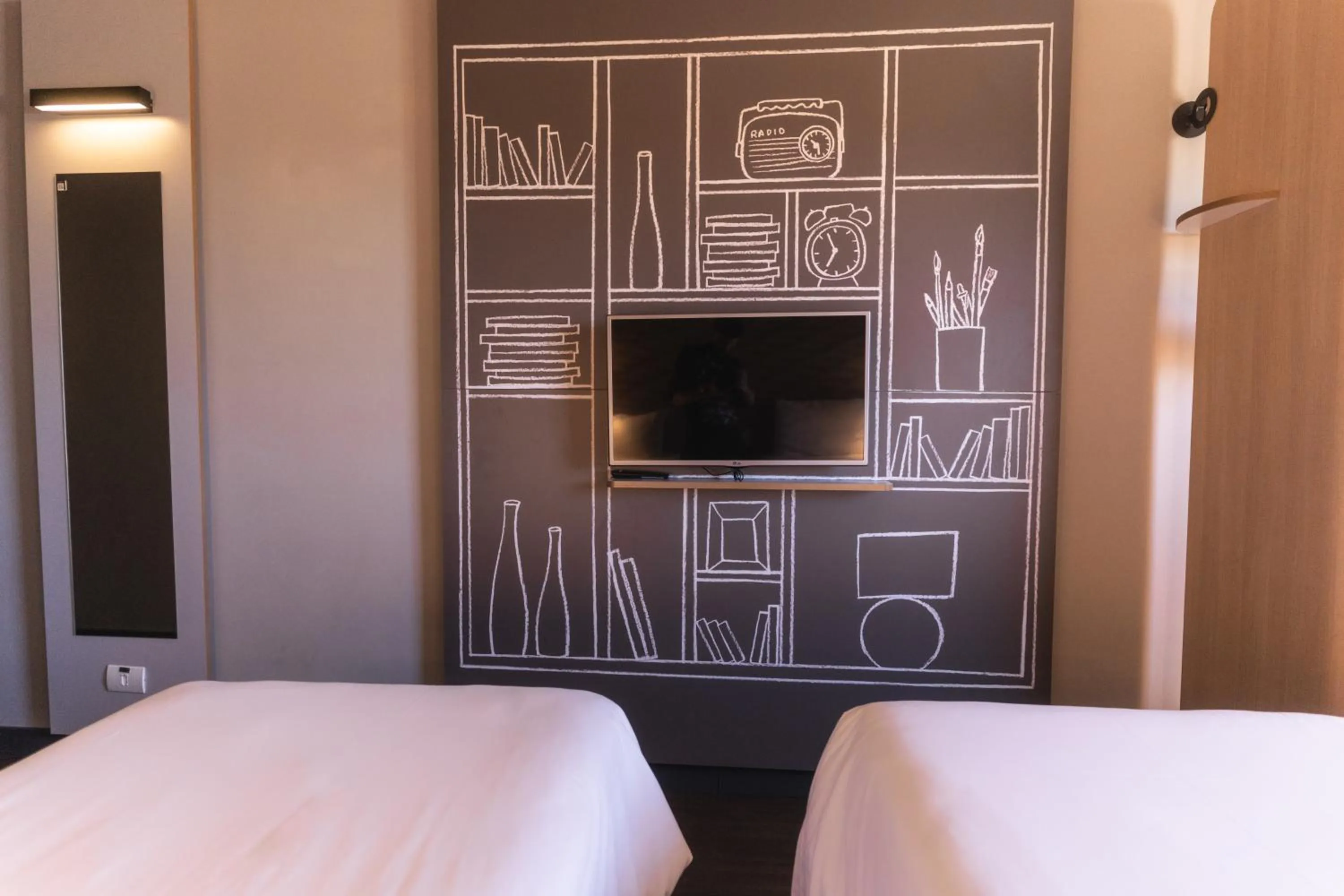 Photo of the whole room, Bed in Ibis Lorena - Circuito da Fé