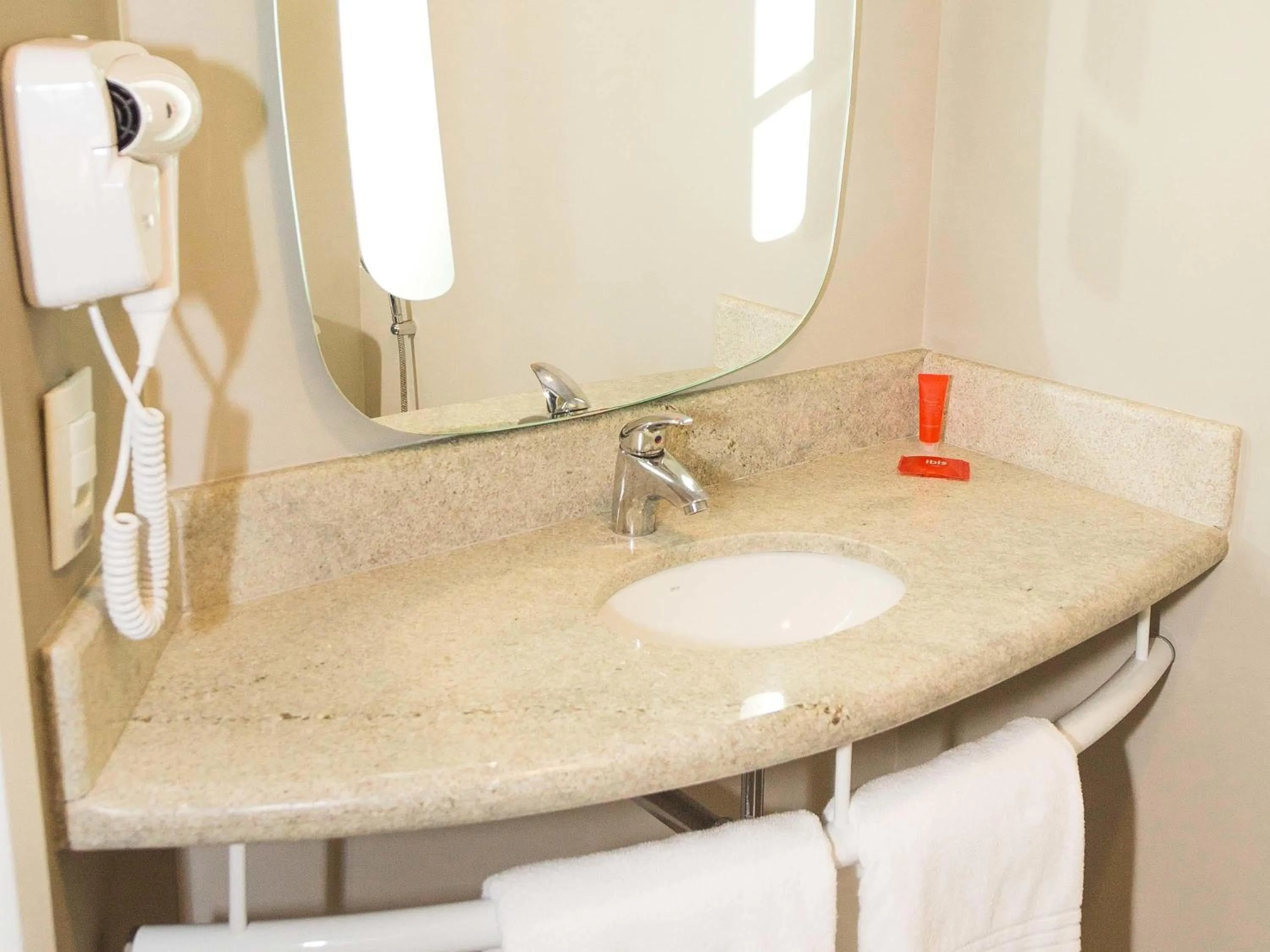 Bedroom in Ibis Lorena - Circuito da Fé