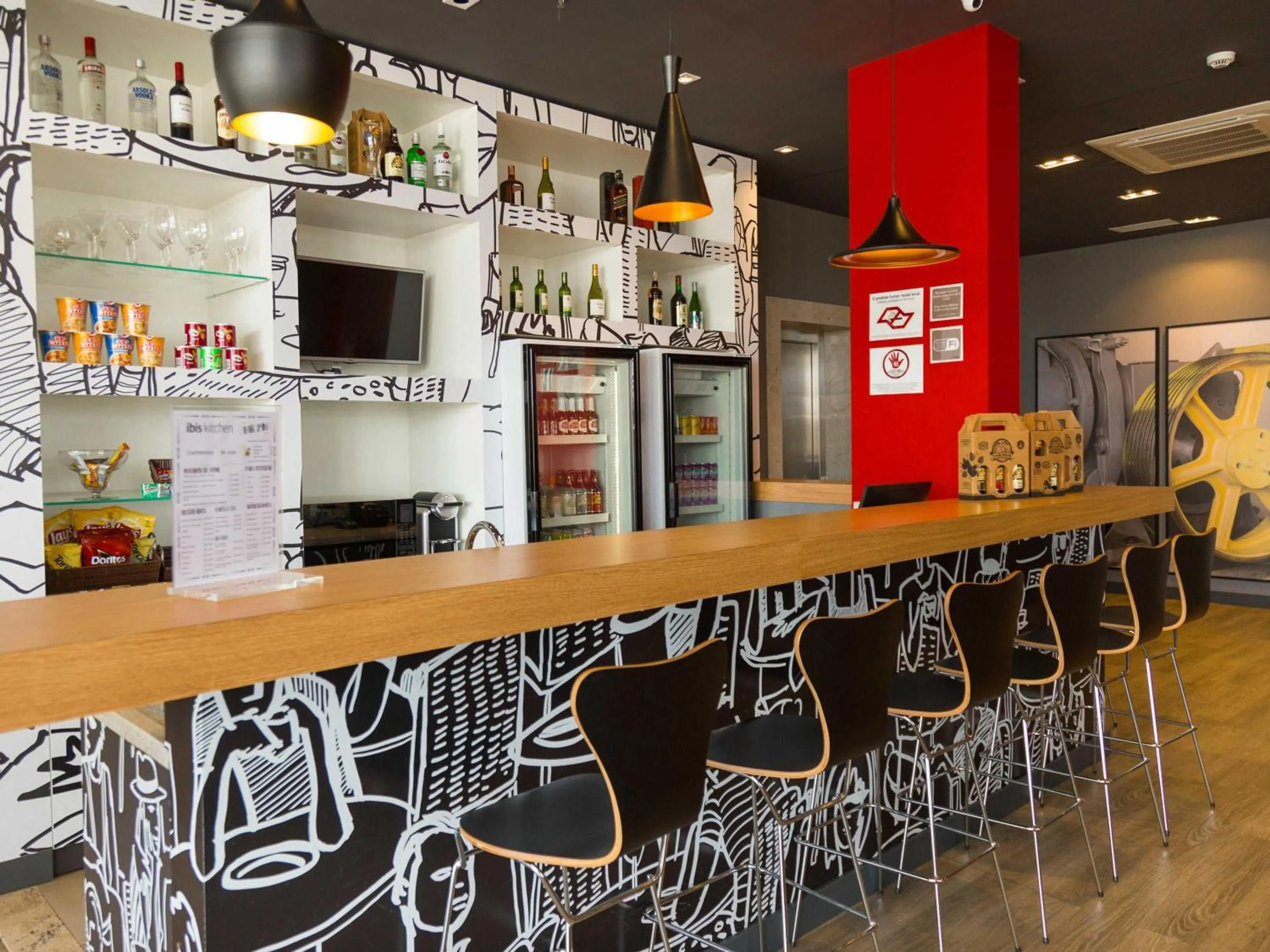 Lounge or bar in Ibis Lorena - Circuito da Fé