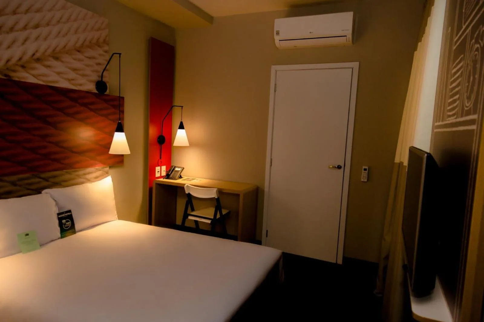 Bedroom, Bed in Ibis Lorena - Circuito da Fé