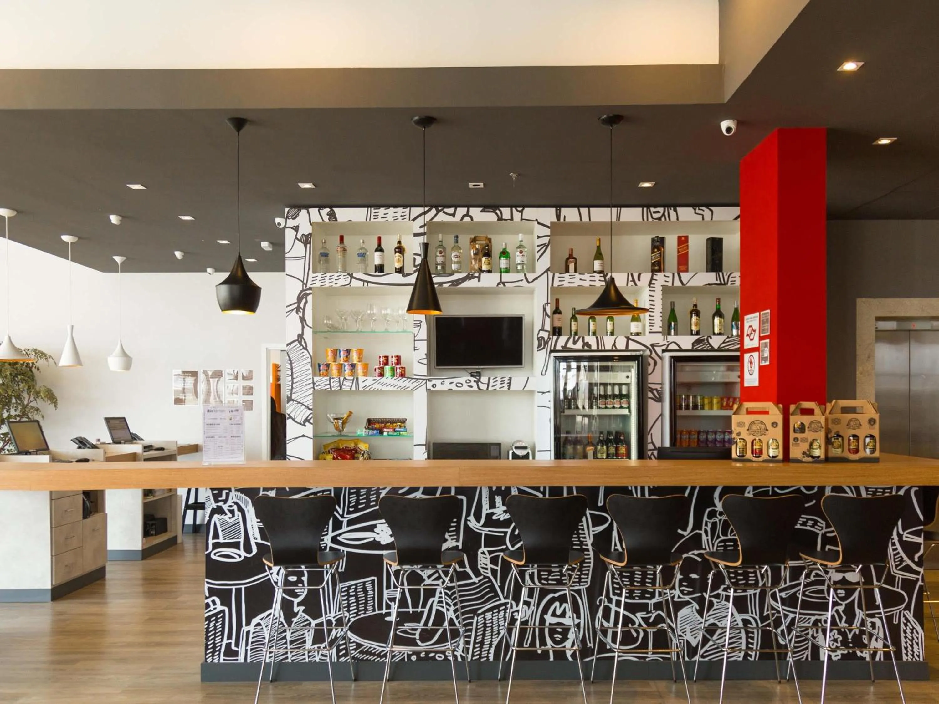 Lounge or bar in Ibis Lorena - Circuito da Fé