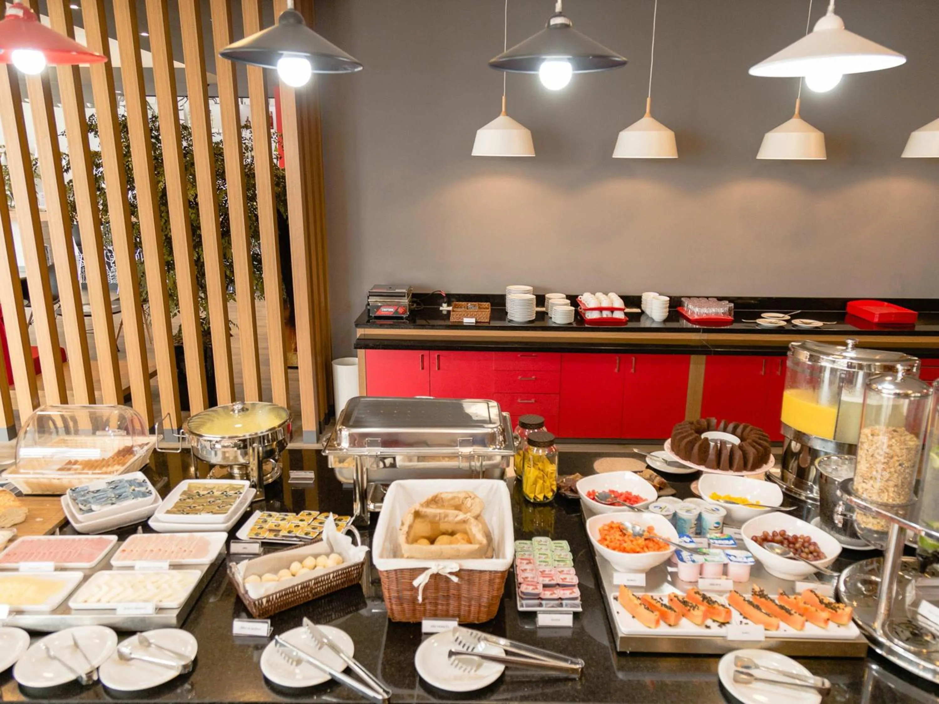 Restaurant/places to eat in Ibis Budget Lorena - Circuito da Fé