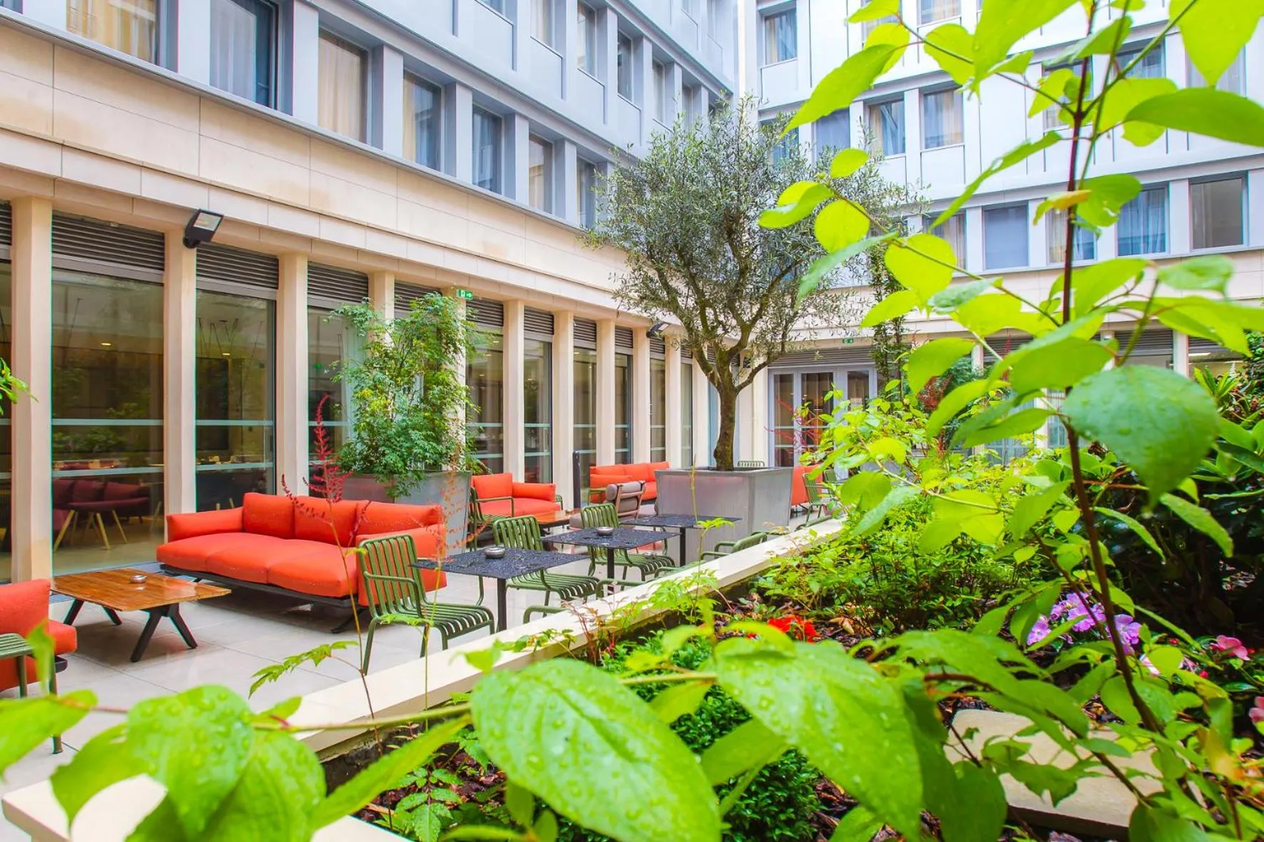 Patio in Mercure Paris 17 Batignolles