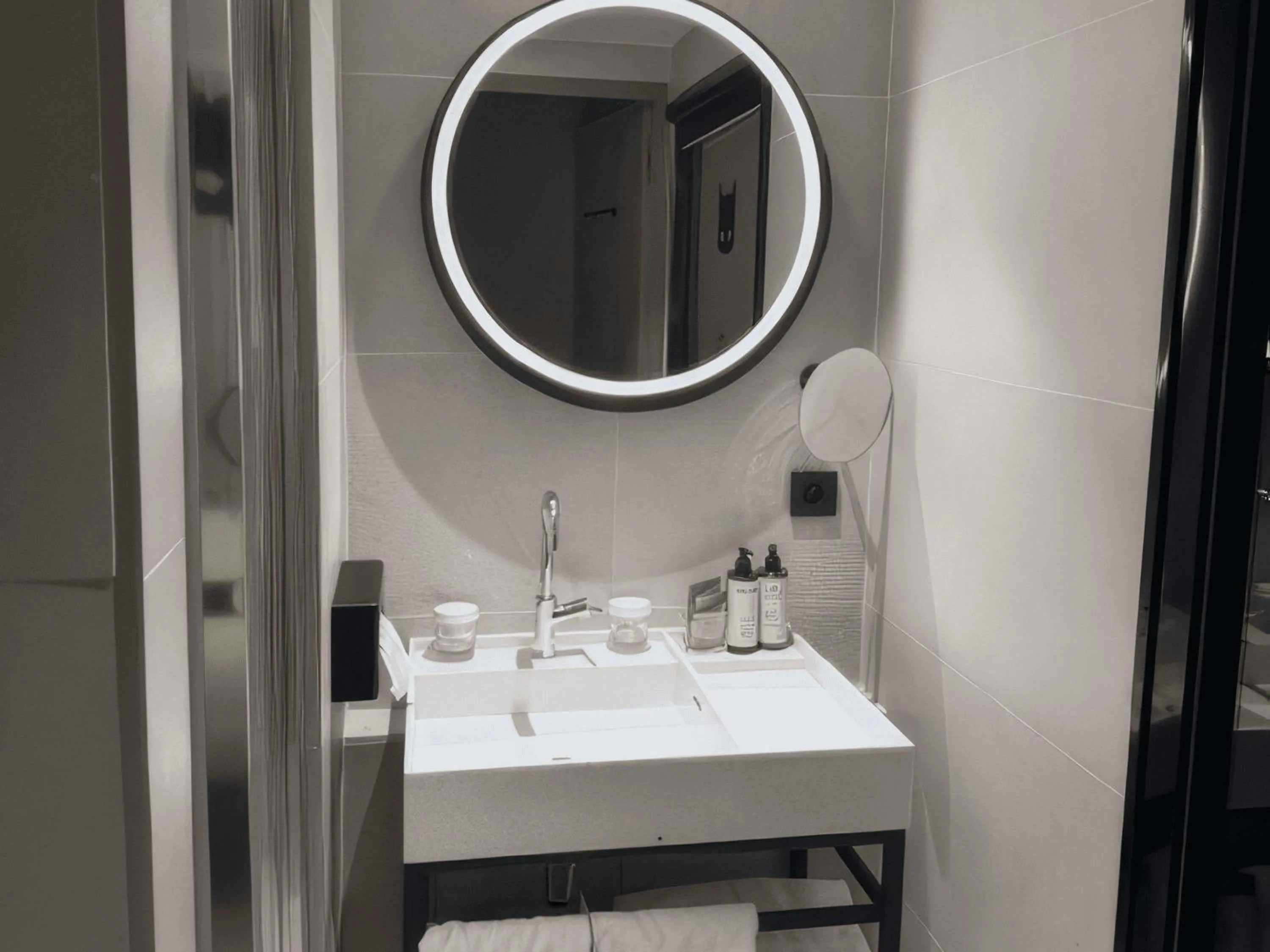 Bedroom in Mercure Paris 17 Batignolles