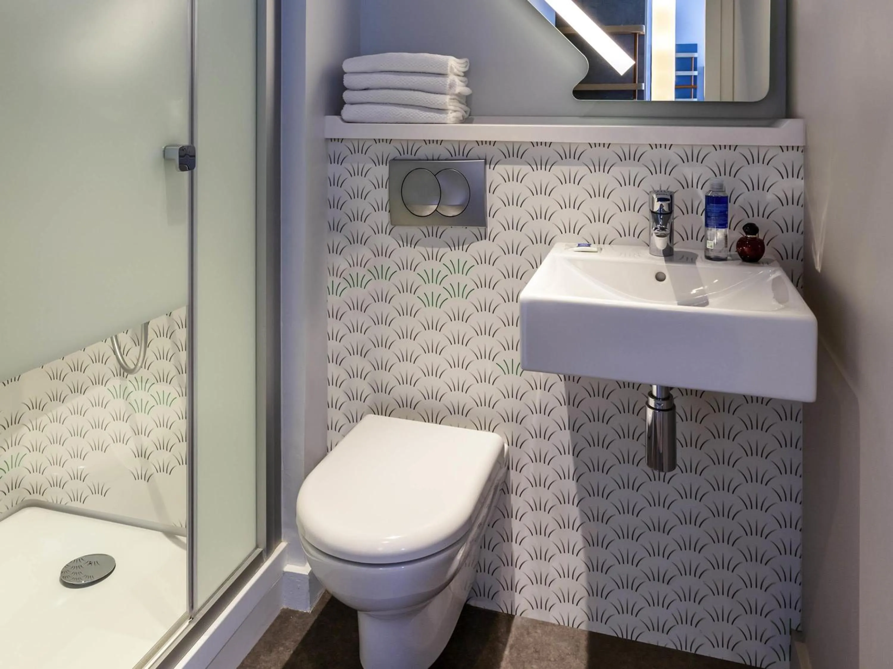 Bedroom in ibis budget Paris Clichy Mairie